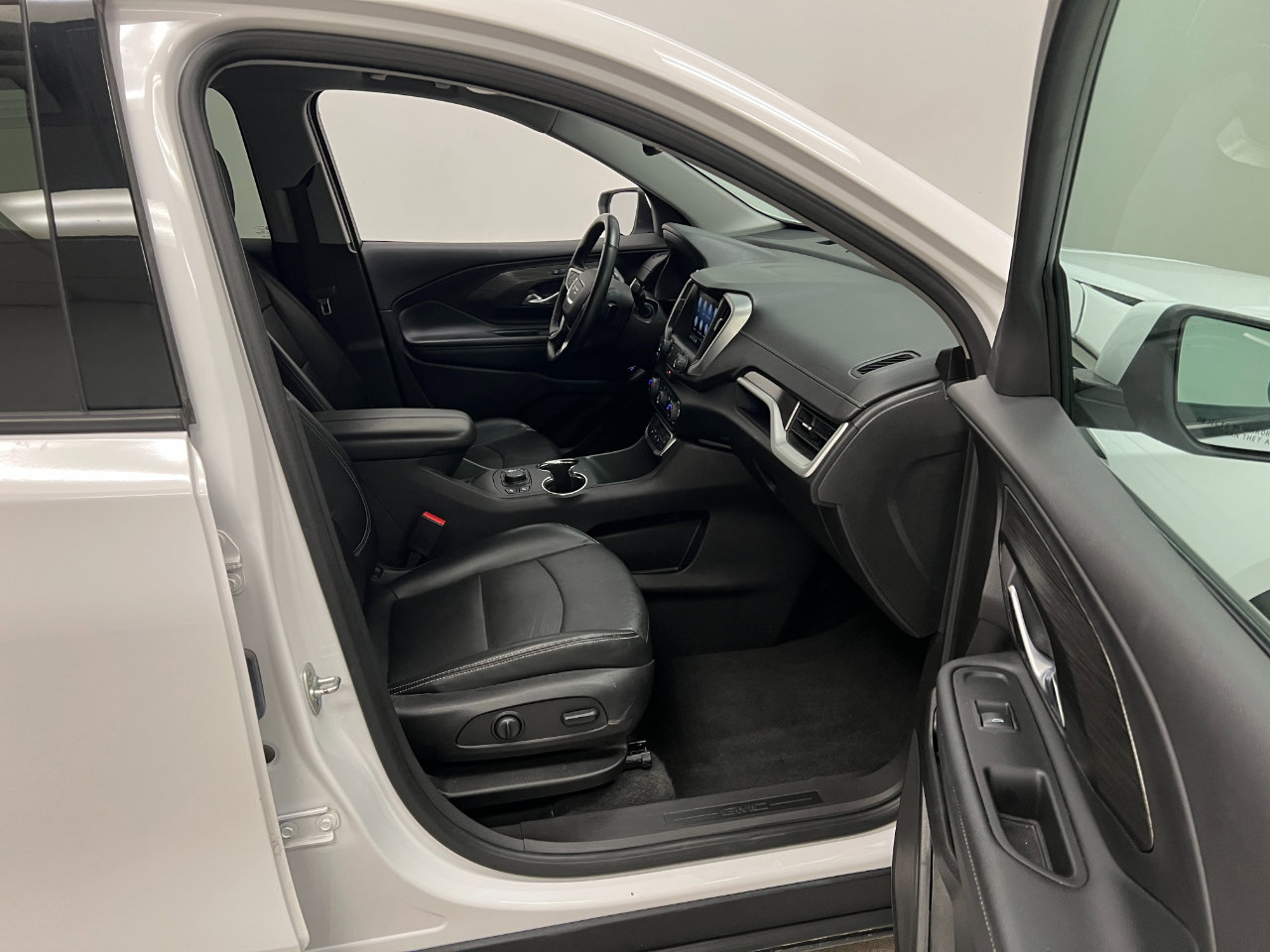 Used 2024 GMC Terrain SLT image 26