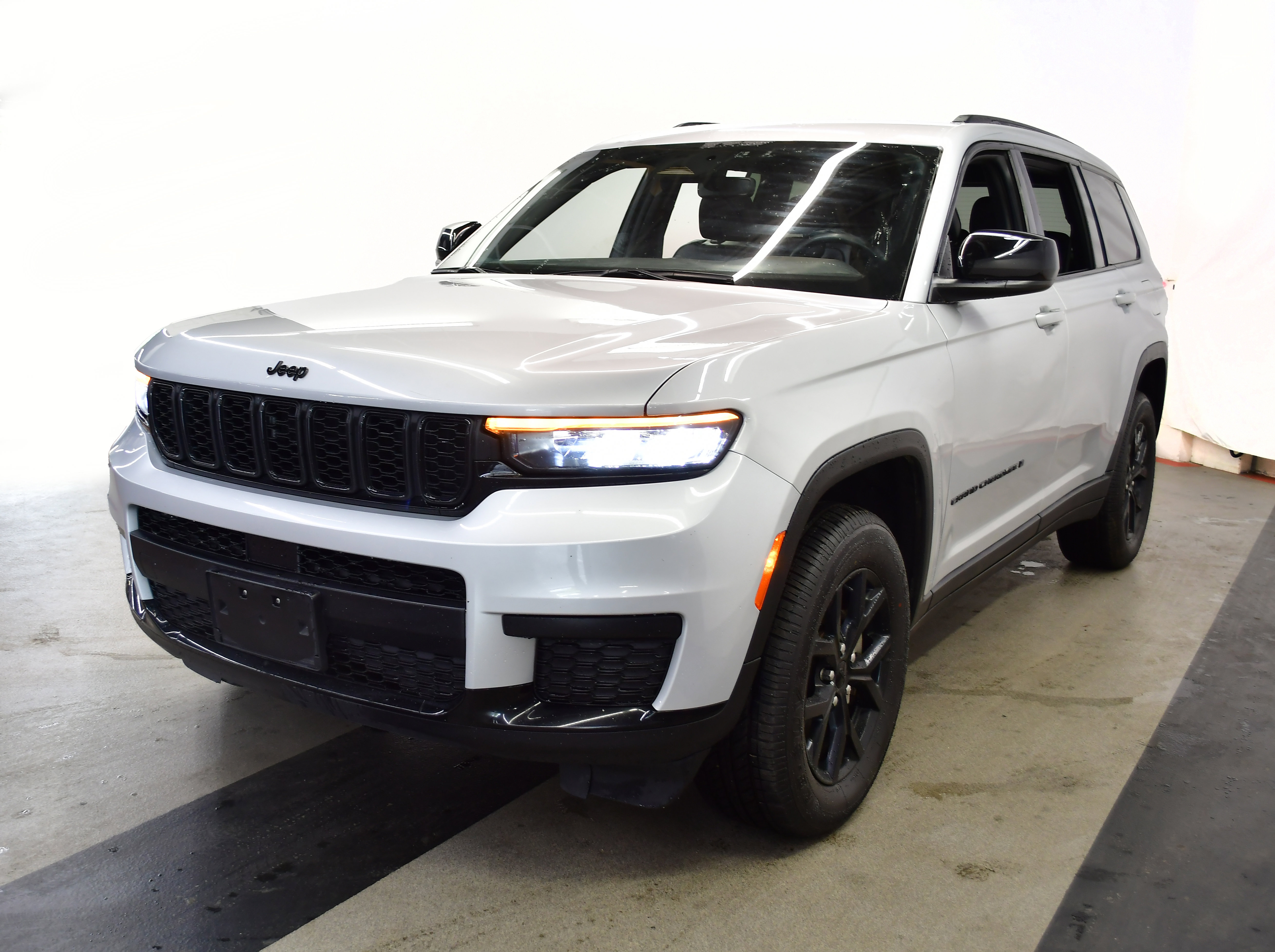 Used 2024 Jeep Grand Cherokee L Laredo AWD/4WD image 4