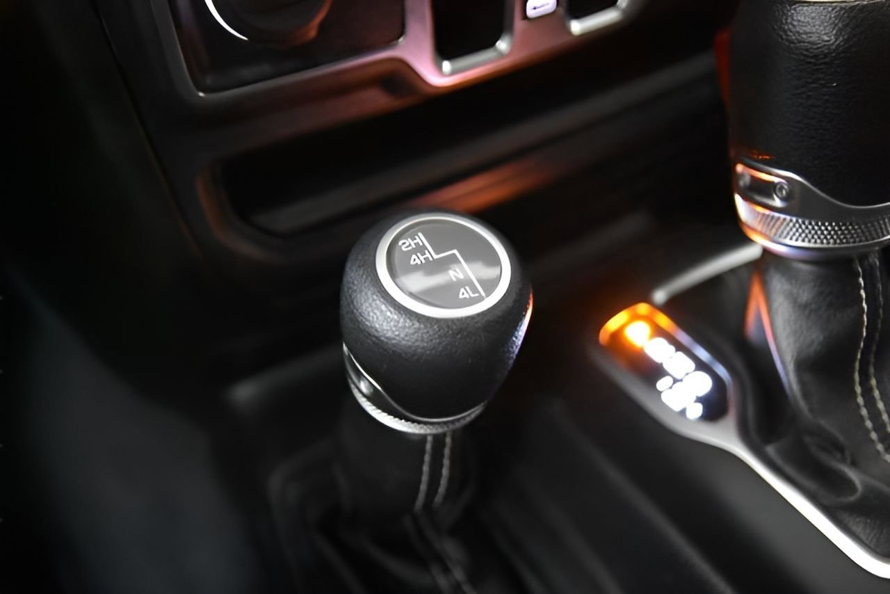 Used 2019 Jeep Wrangler Unlimited Sahara image 32