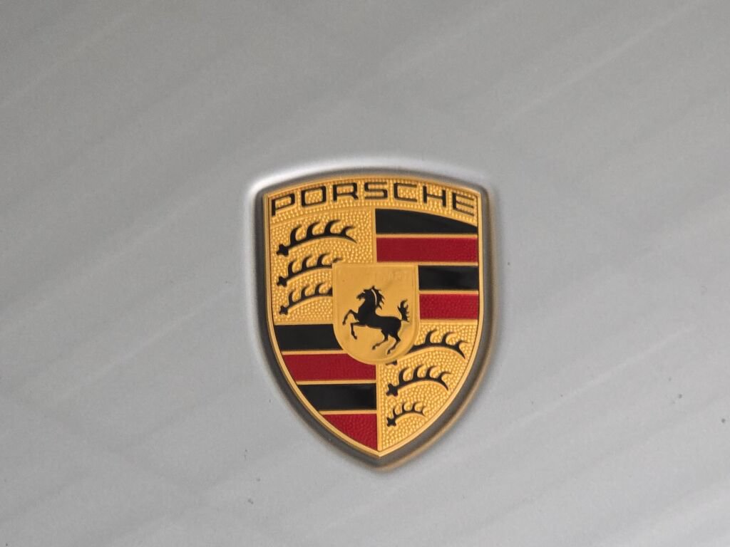 Certified 2023 Porsche Macan AWD/4WD image 32