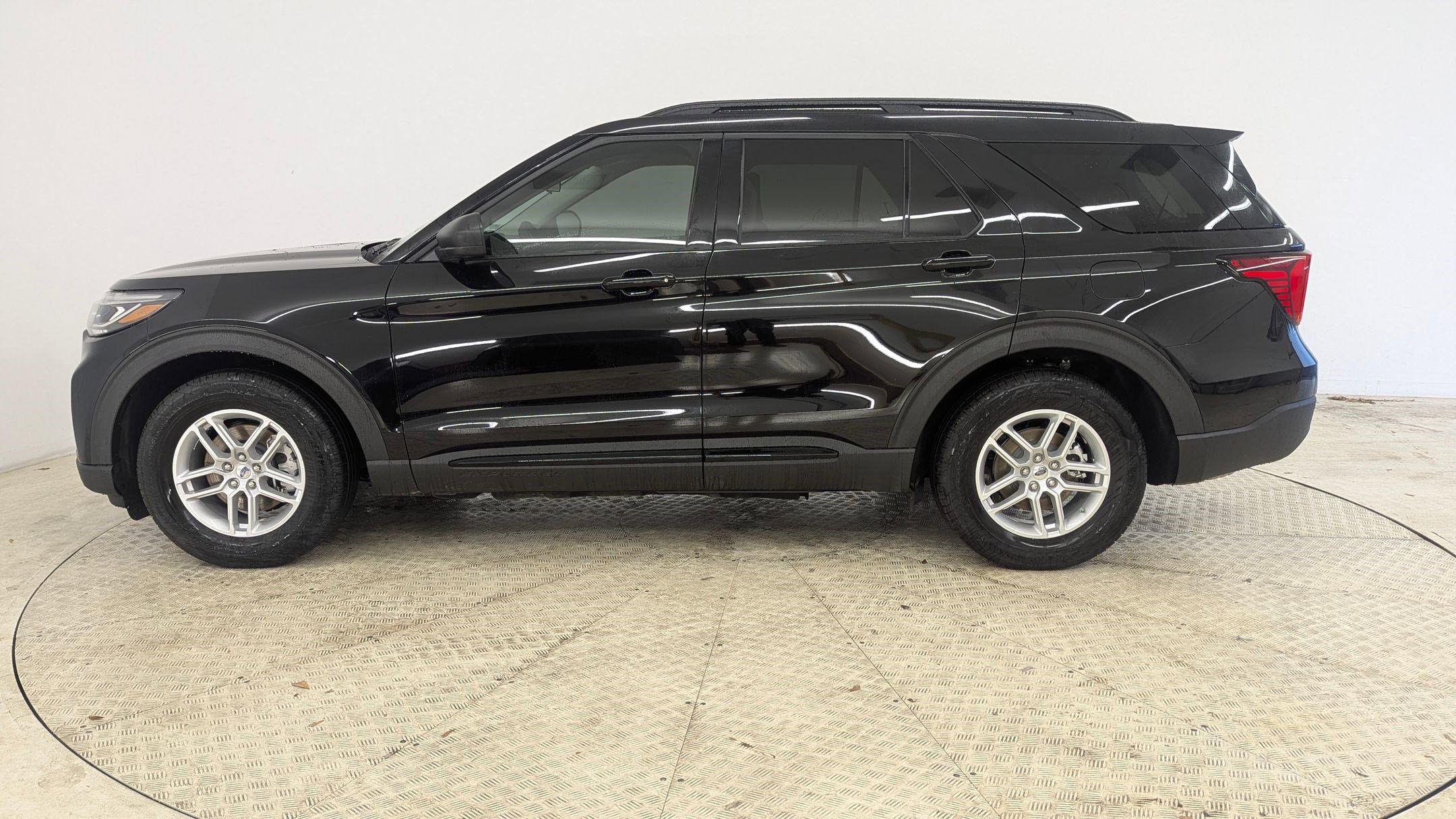 New 2026 Ford Explorer Active image 2