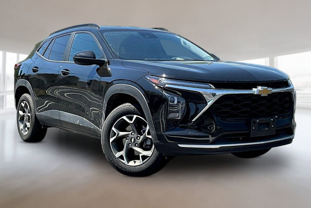 Used 2025 Chevrolet Trax LT FWD image 1