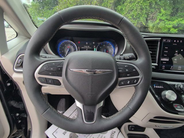 Used 2024 Chrysler Pacifica Touring-L FWD image 22