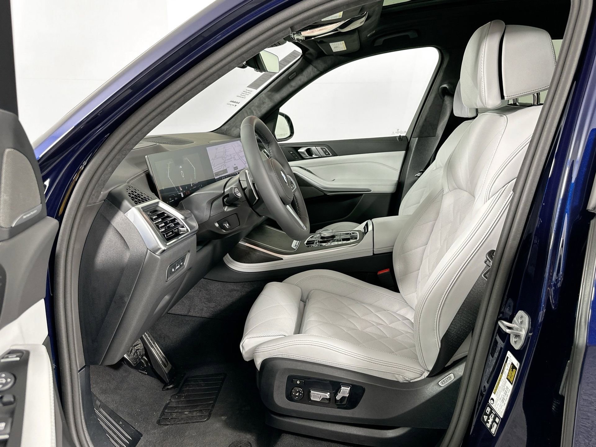 Used 2026 BMW X7 xDrive40i w/ M Sport Package image 23