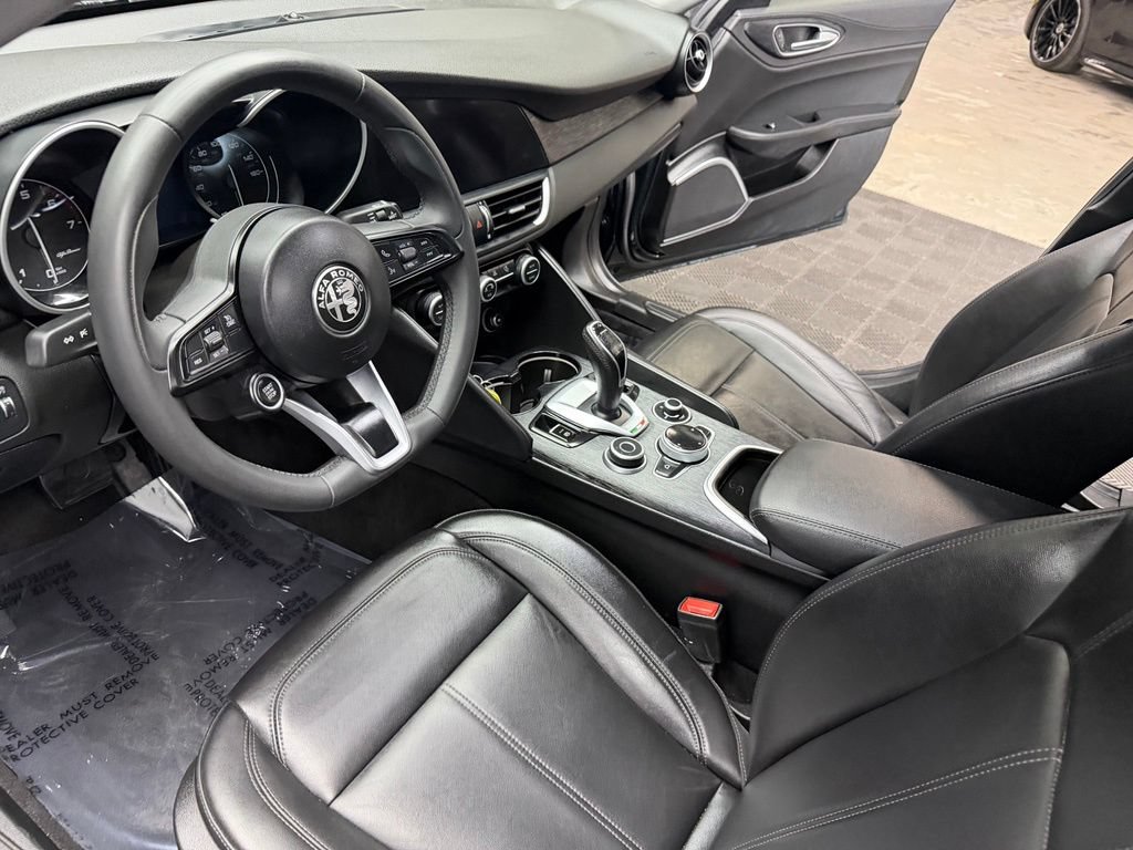 Used 2020 Alfa Romeo Giulia RWD image 31