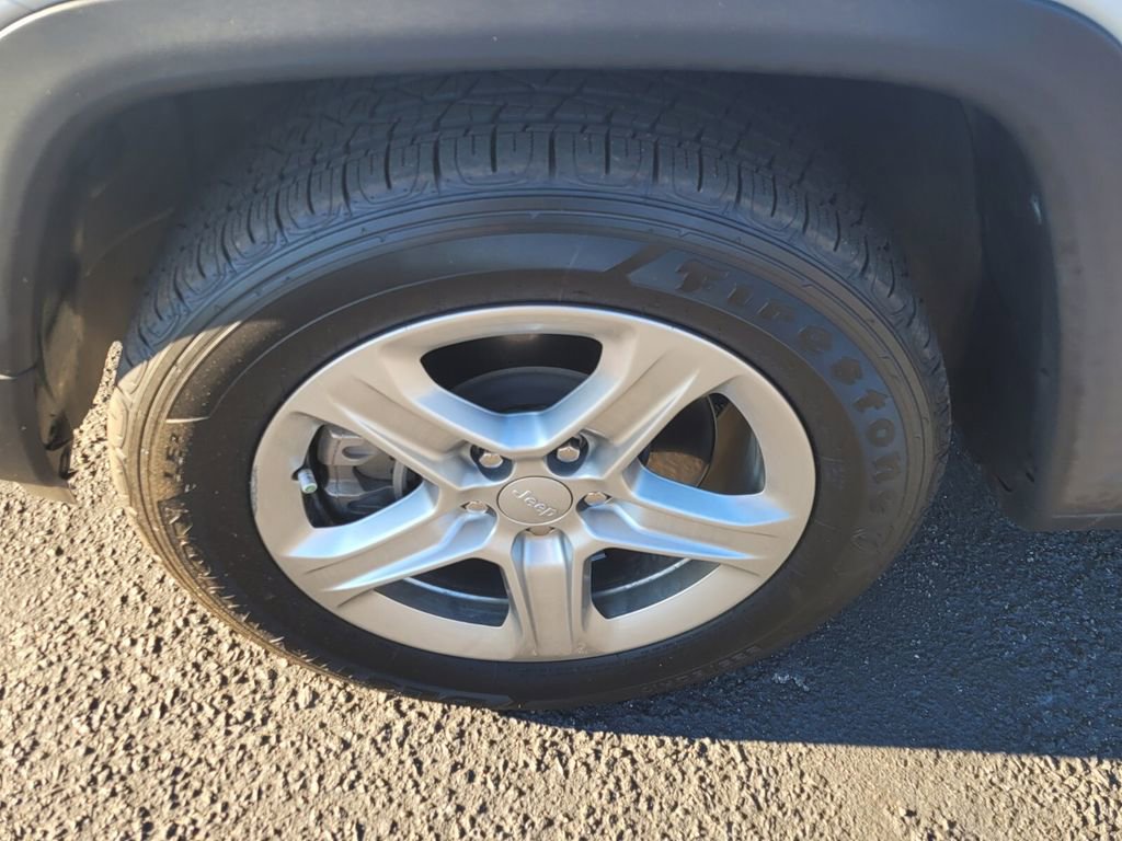 Used 2023 Jeep Compass Latitude w/ Sun and Sound Group image 16