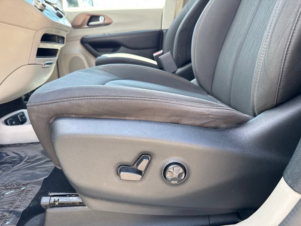 Used 2017 Chrysler Pacifica Touring FWD image 20