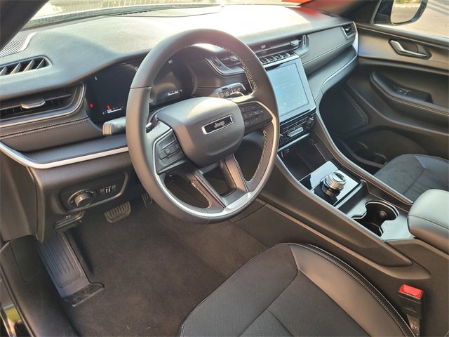 Used 2025 Jeep Grand Cherokee Altitude image 7