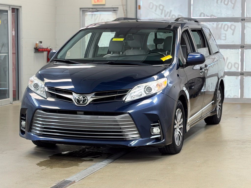 Used 2018 Toyota Sienna XLE w/ XLE Navigation Package FWD image 3