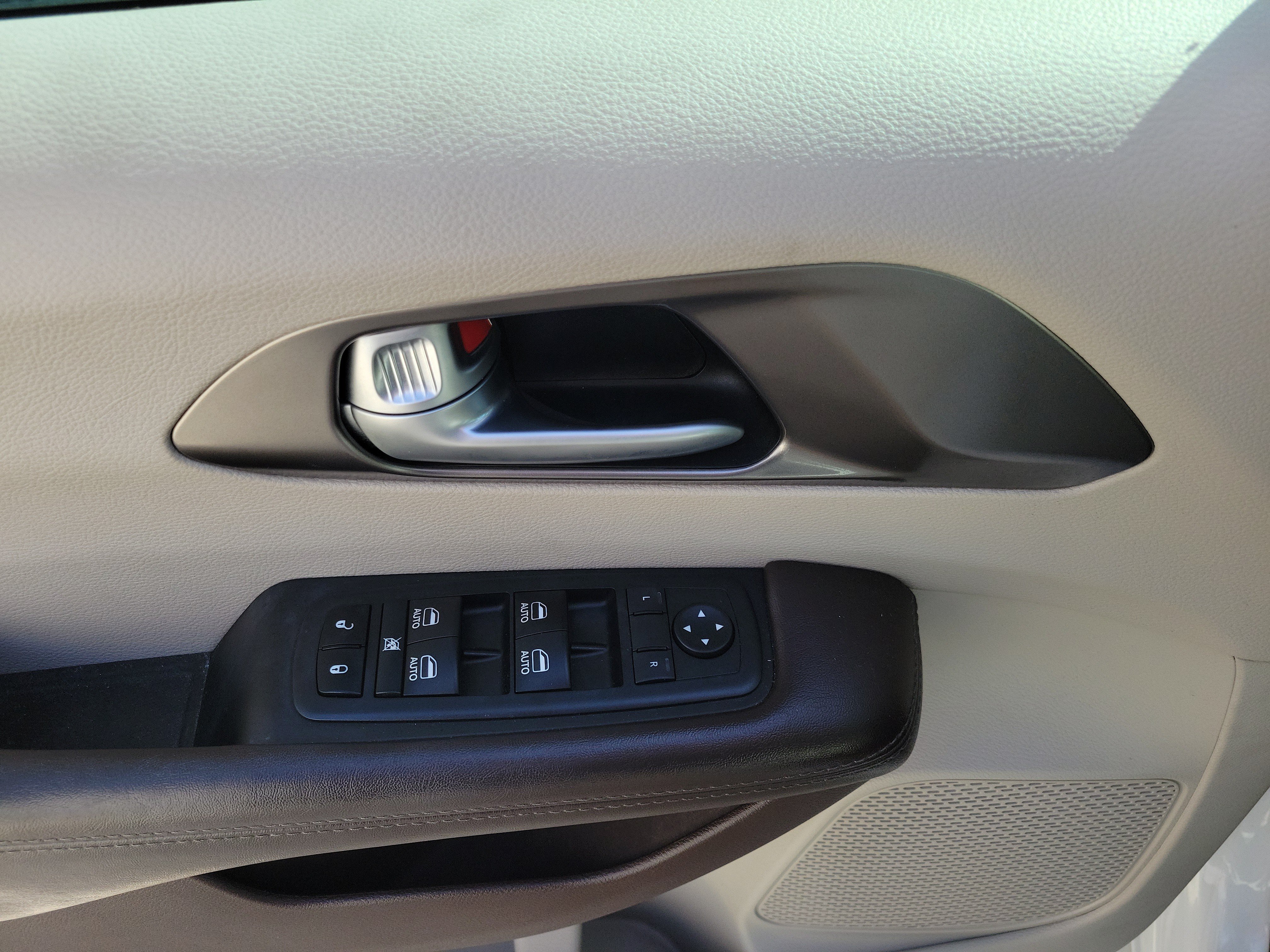 Used 2017 Chrysler Pacifica Touring-L Plus FWD image 7