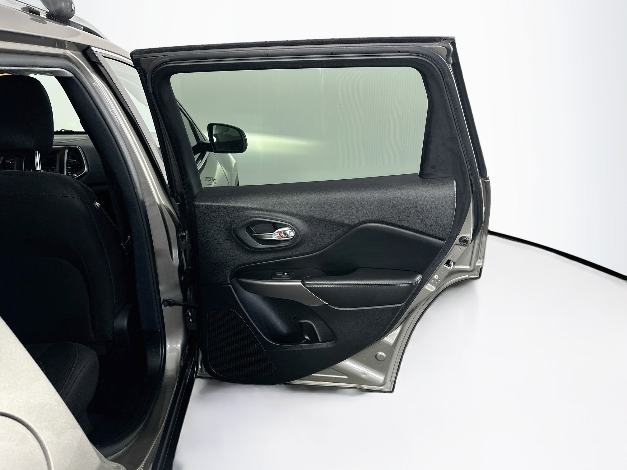 Used 2019 Jeep Cherokee Latitude w/ Popular Appearance Group FWD image 30