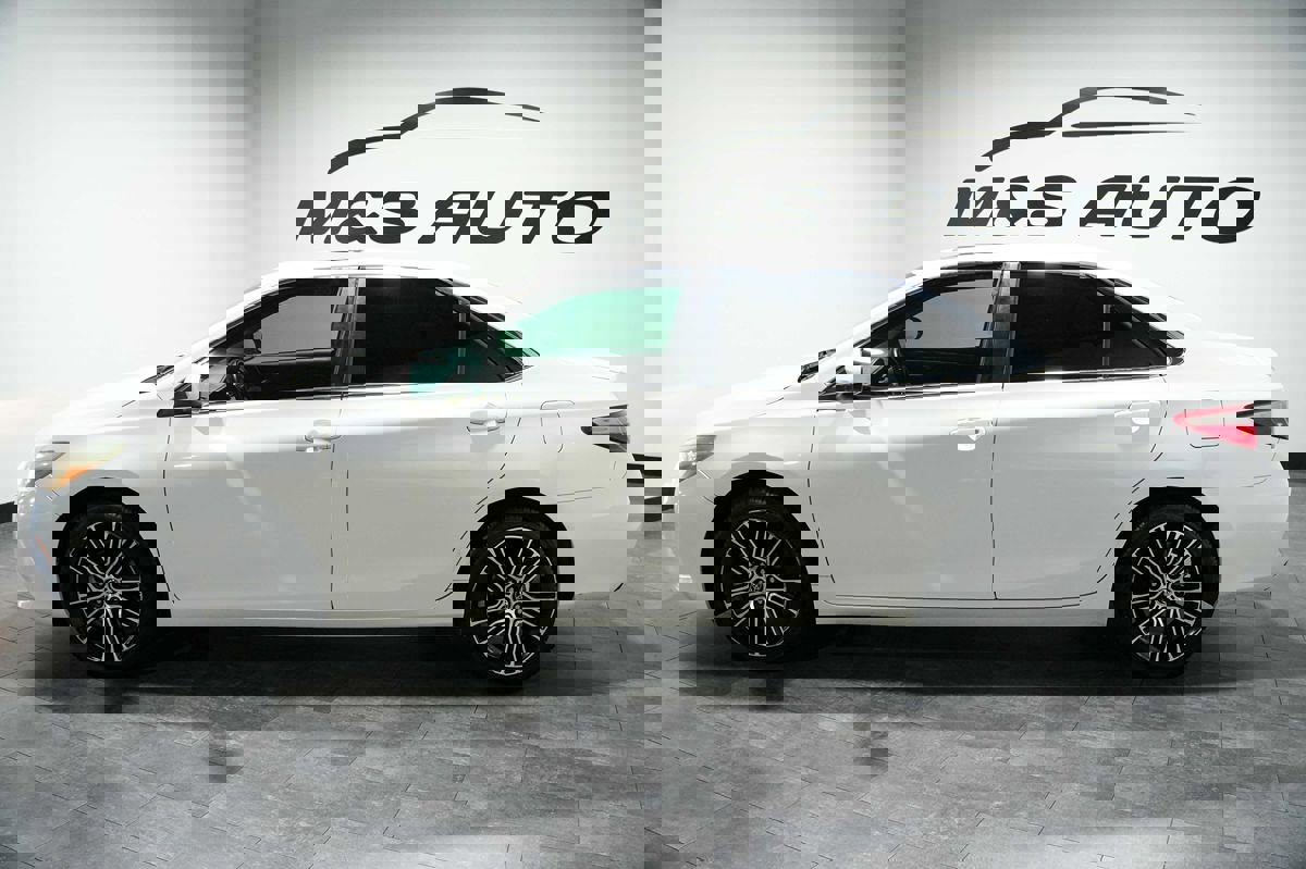 Used 2016 Toyota Camry SE image 3