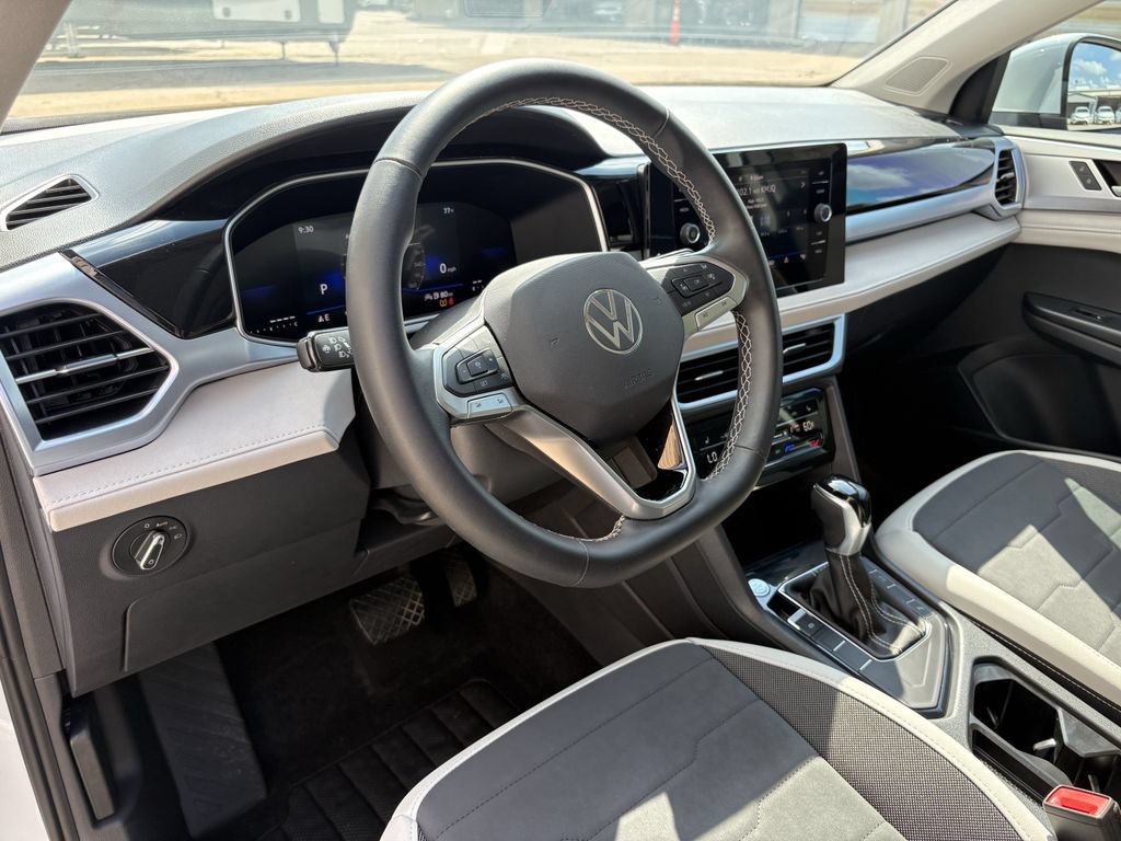 Used 2025 Volkswagen Taos SE FWD image 14