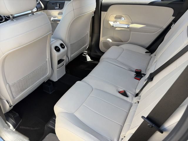 Used 2021 Mercedes-Benz GLB 250 4MATIC w/ Premium Package image 17