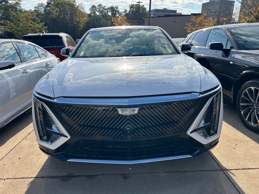Used 2025 Cadillac Lyriq Luxury w/ LPO, Floor Liner Package AWD/4WD image 2