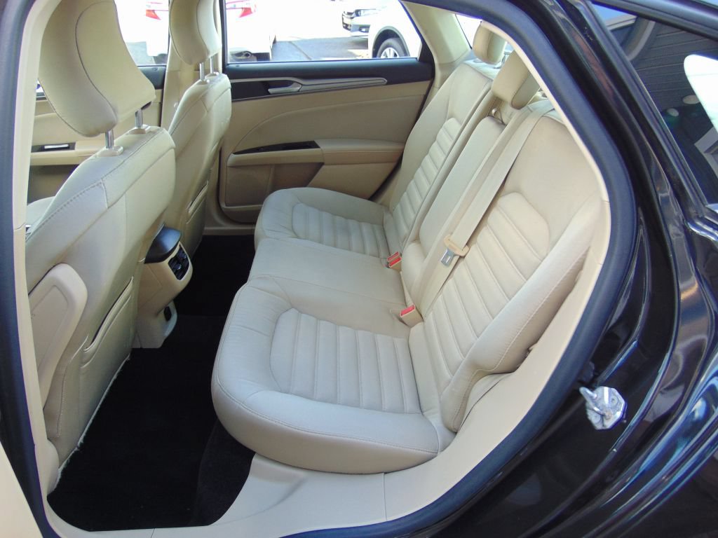 Used 2015 Ford Fusion SE FWD image 3