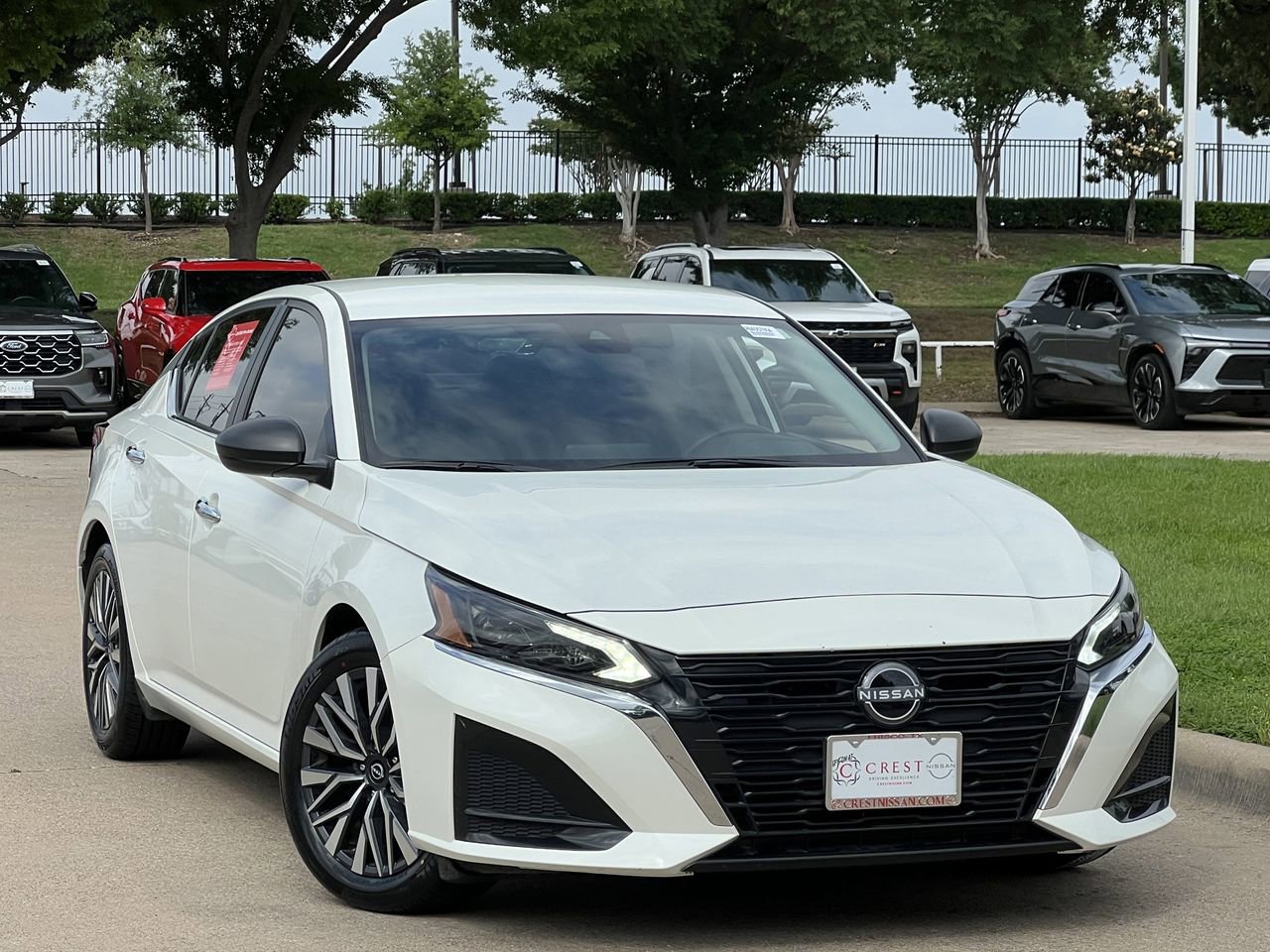 Used 2024 Nissan Altima 2.5 SV FWD image 2