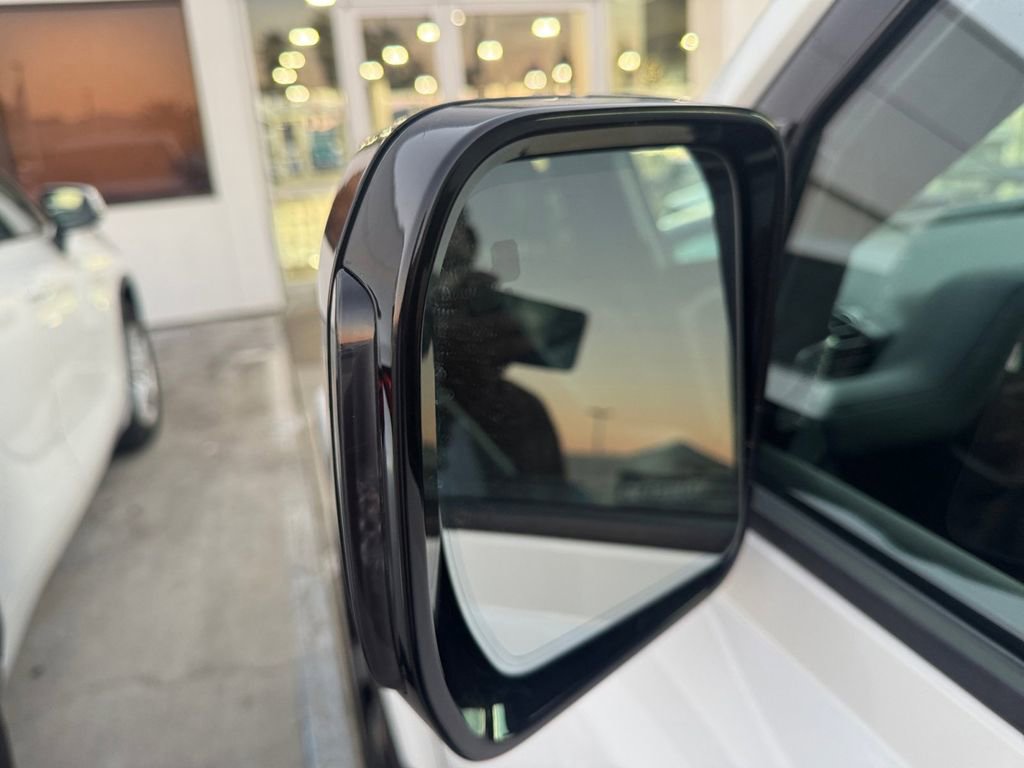 Used 2024 Land Rover Defender 130 X-Dynamic SE image 34