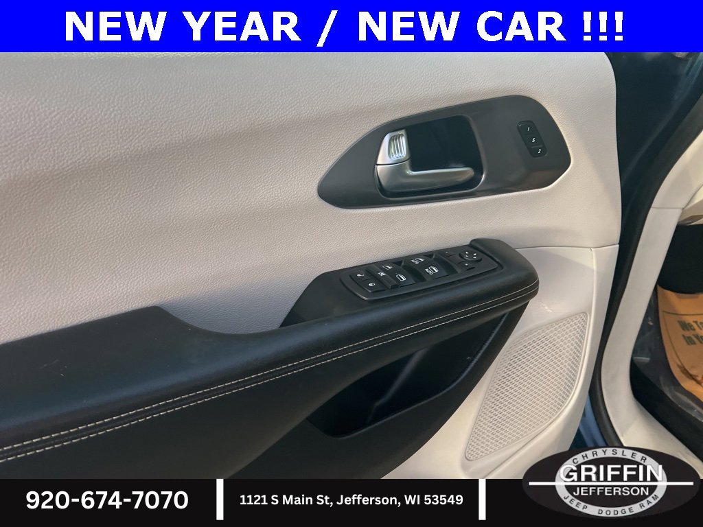 Used 2022 Chrysler Pacifica Touring-L image 19