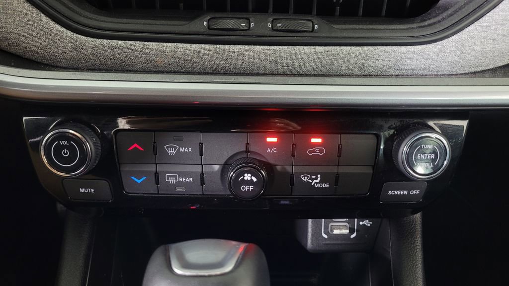 Used 2024 Jeep Compass Latitude image 24