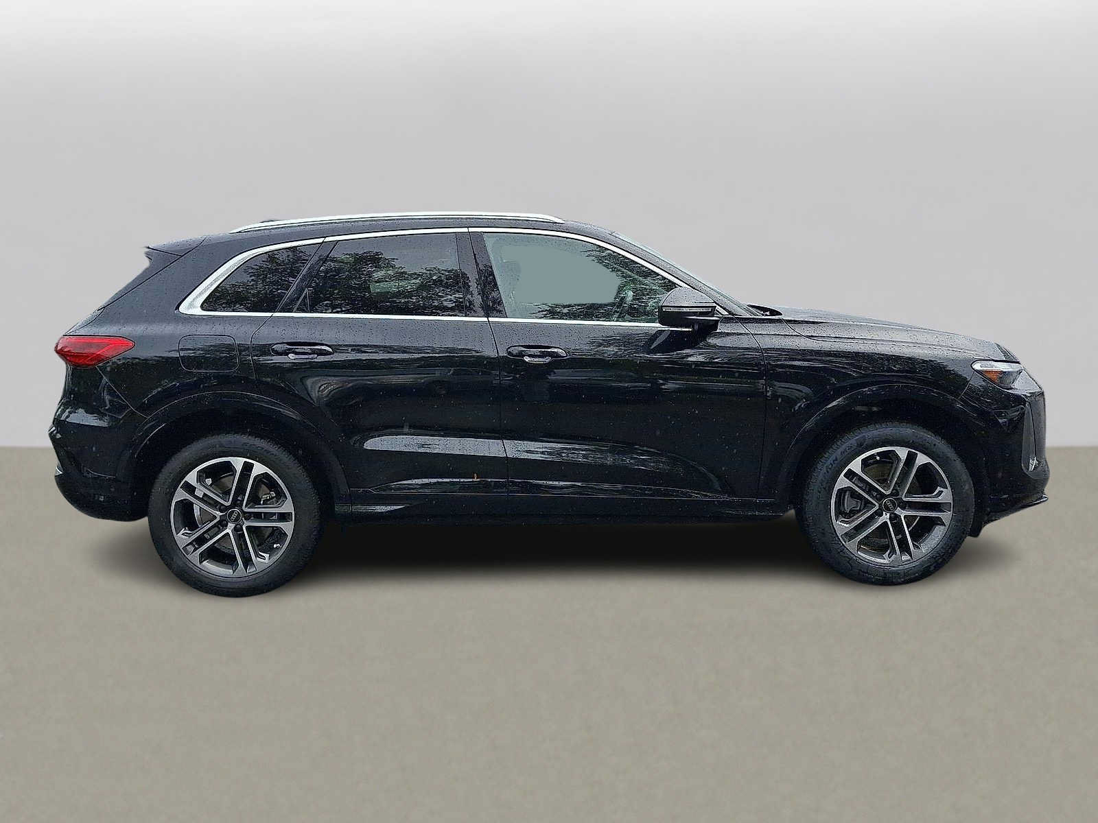 Used 2025 Audi Q5 Premium w/ Convenience Package AWD/4WD image 32