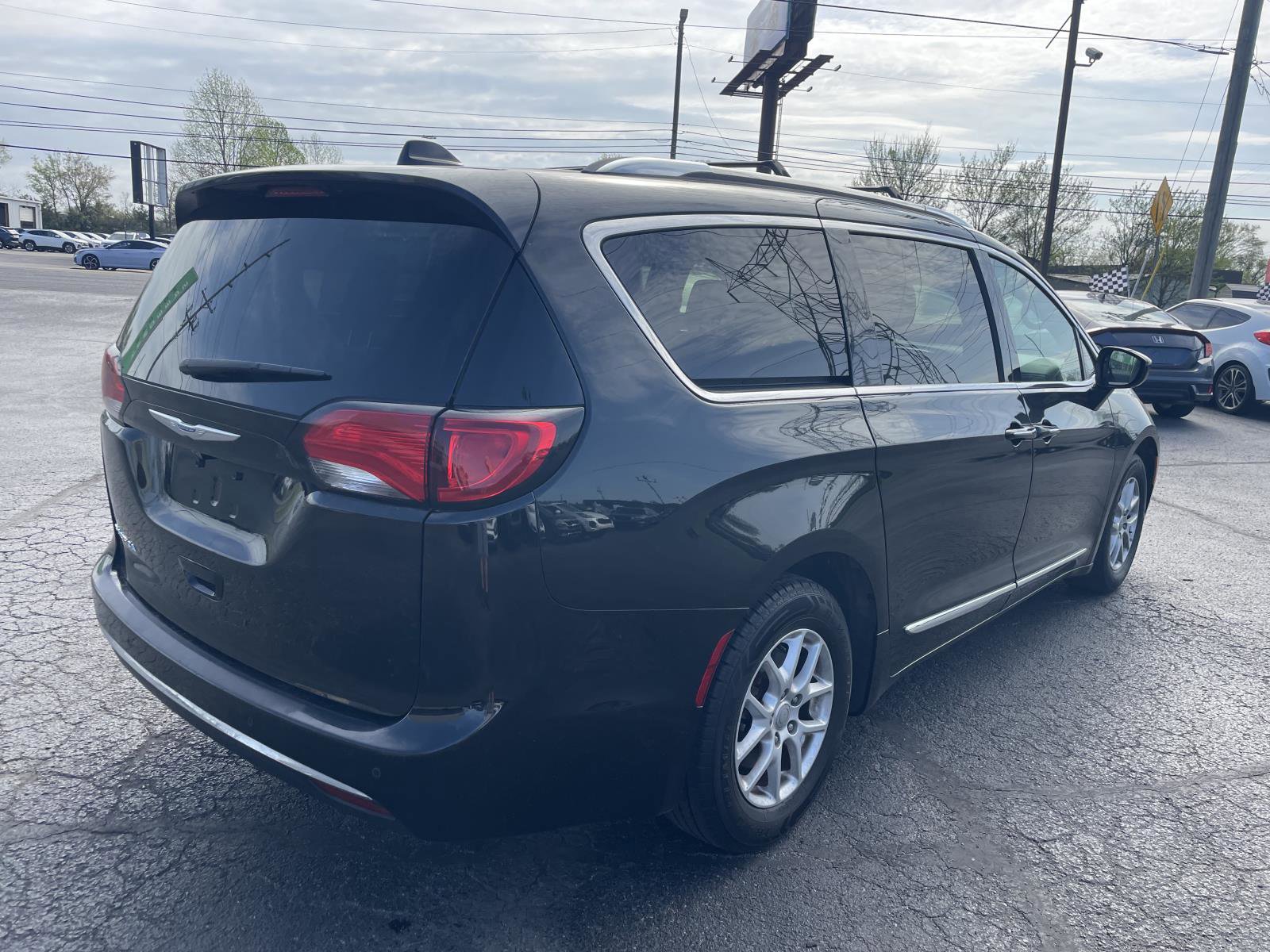 Used 2020 Chrysler Pacifica Touring-L FWD image 4