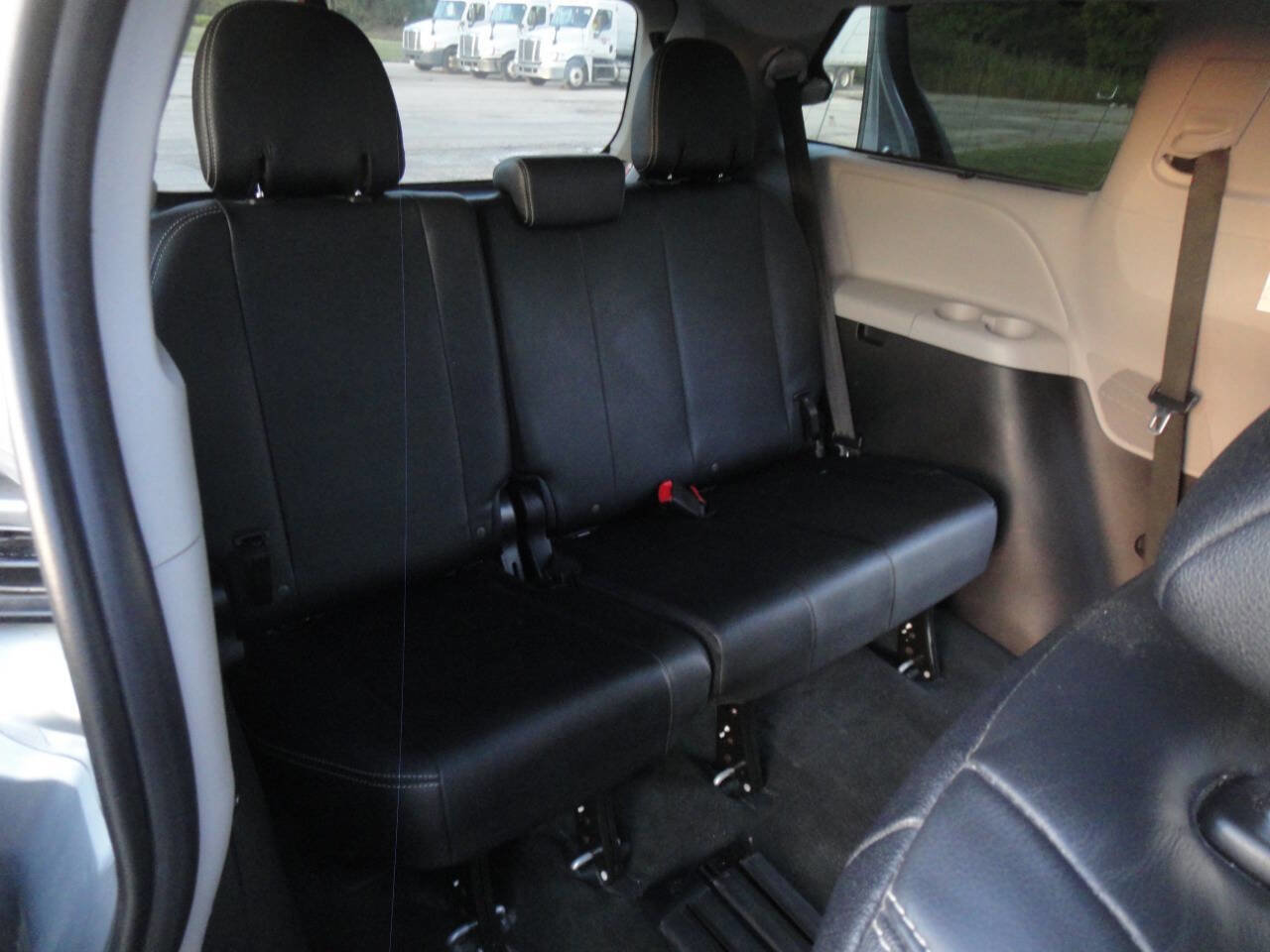 Used 2016 Toyota Sienna SE Premium image 21
