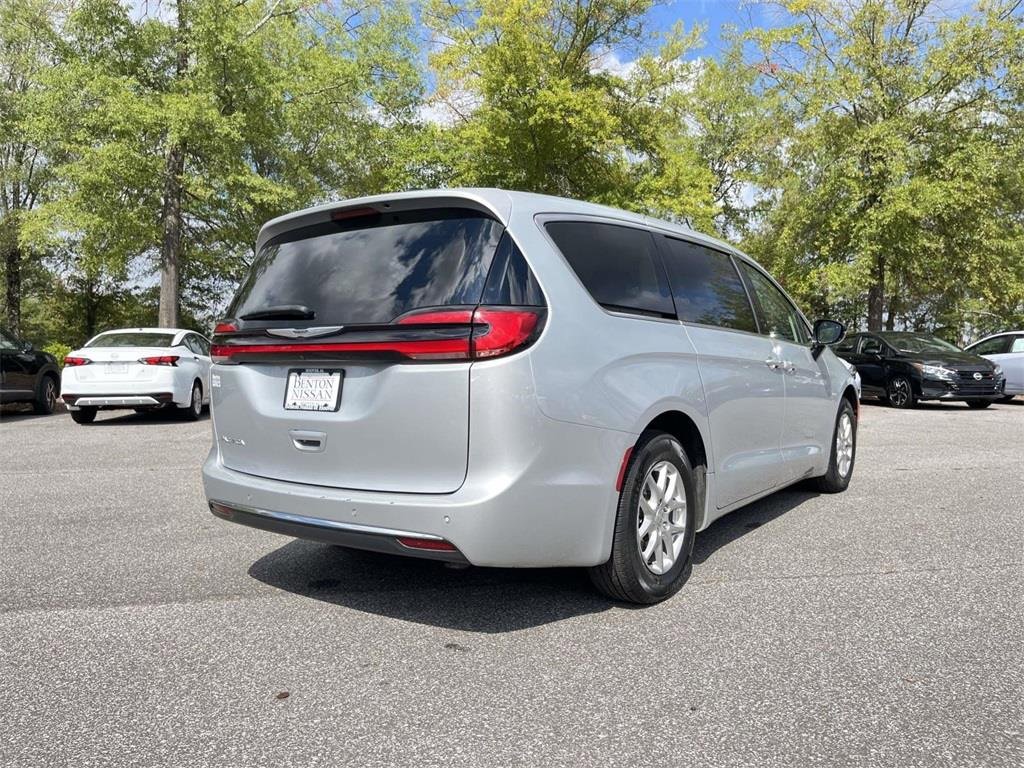 Used 2024 Chrysler Pacifica Touring-L image 6
