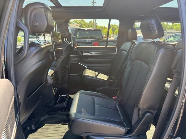 Used 2022 Jeep Wagoneer Series III w/ Premium Group I AWD/4WD image 14