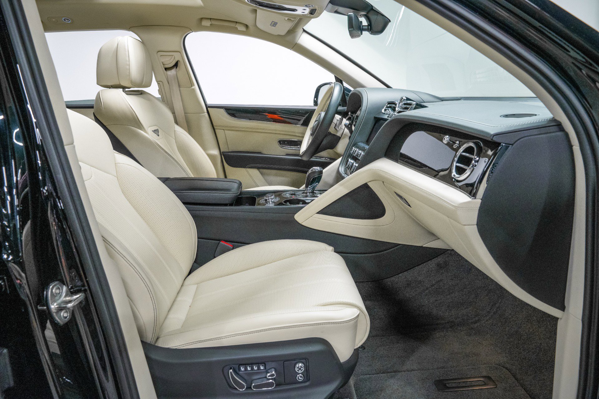 Used 2024 Bentley Bentayga Extended Wheelbase image 25