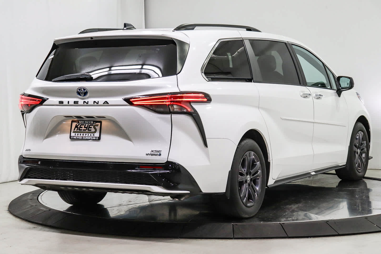 Used 2024 Toyota Sienna XSE w/ XSE Plus Package AWD/4WD image 6