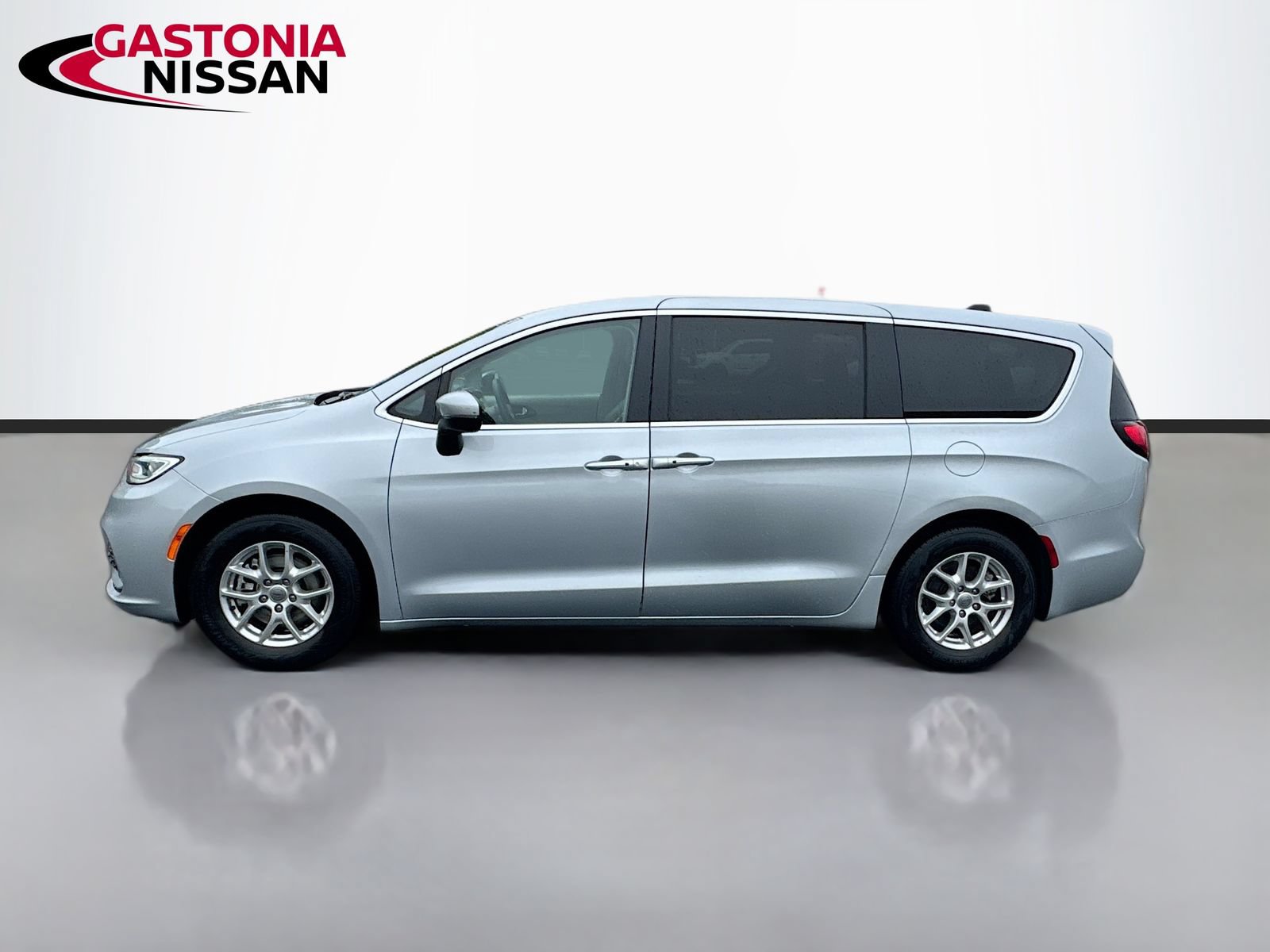 Used 2023 Chrysler Pacifica Touring-L FWD image 5