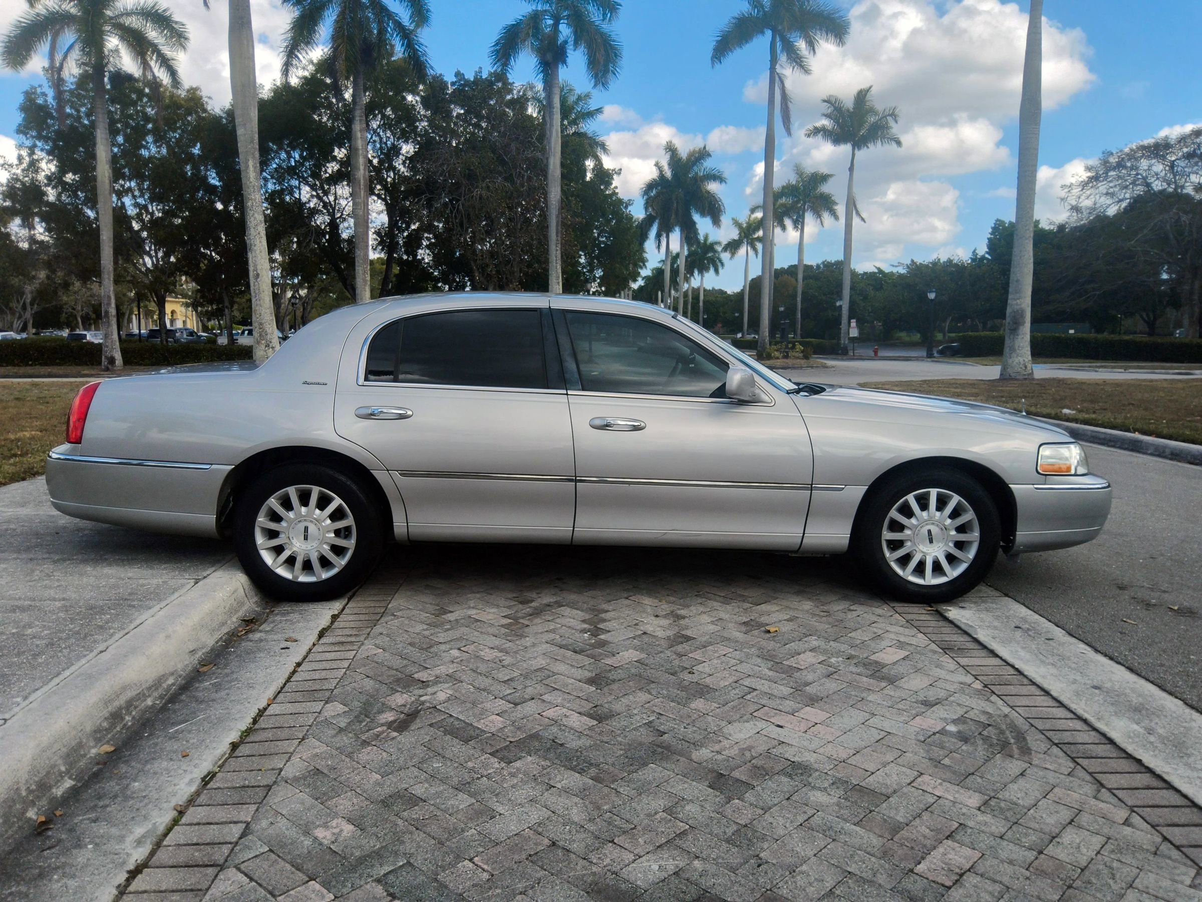 Used 2006 Lincoln Town Car Signature image 17