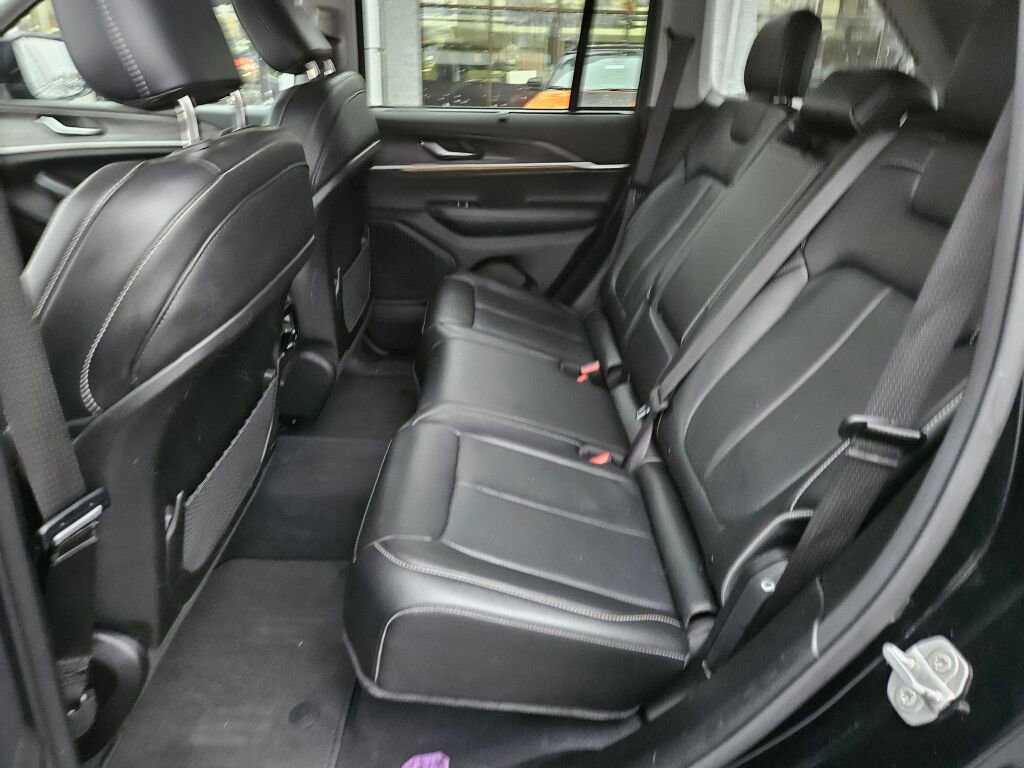 Used 2023 Jeep Grand Cherokee Limited w/ Luxury Tech Group II image 17