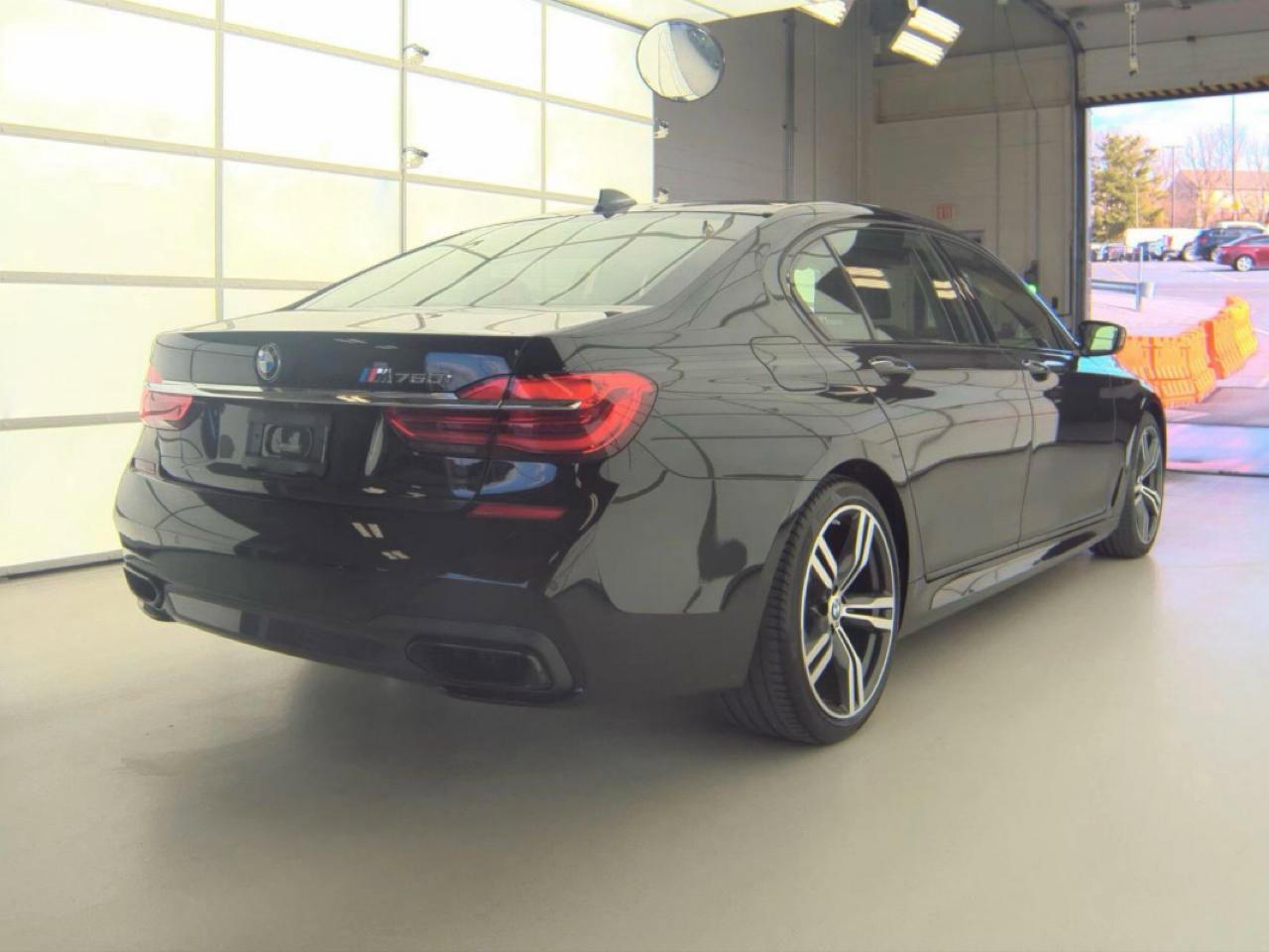 Used 2017 BMW 750i RWD image 2