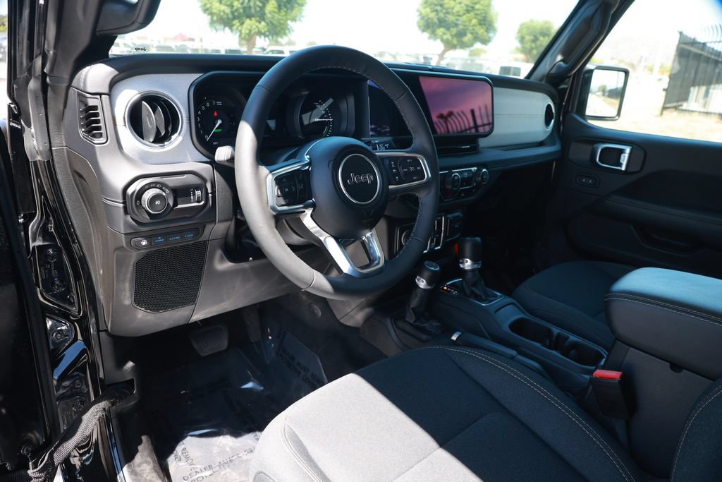 Used 2025 Jeep Wrangler Unlimited Sahara AWD/4WD image 19