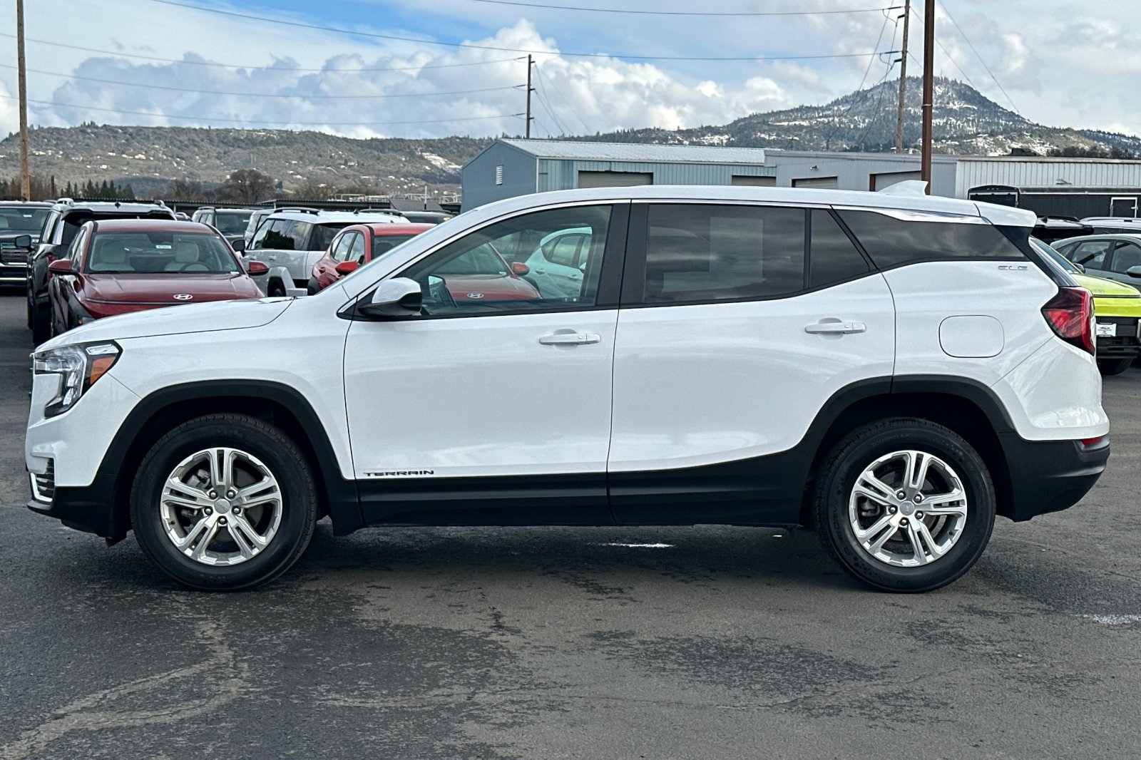 Used 2024 GMC Terrain SLE image 8