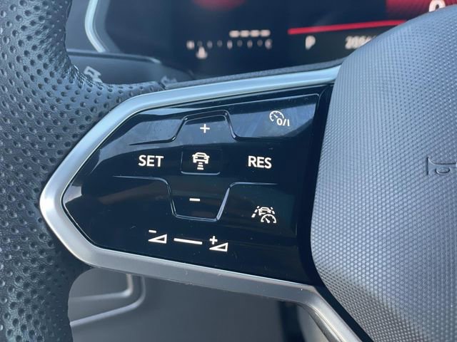 Used 2023 Volkswagen Tiguan SE R-Line image 9