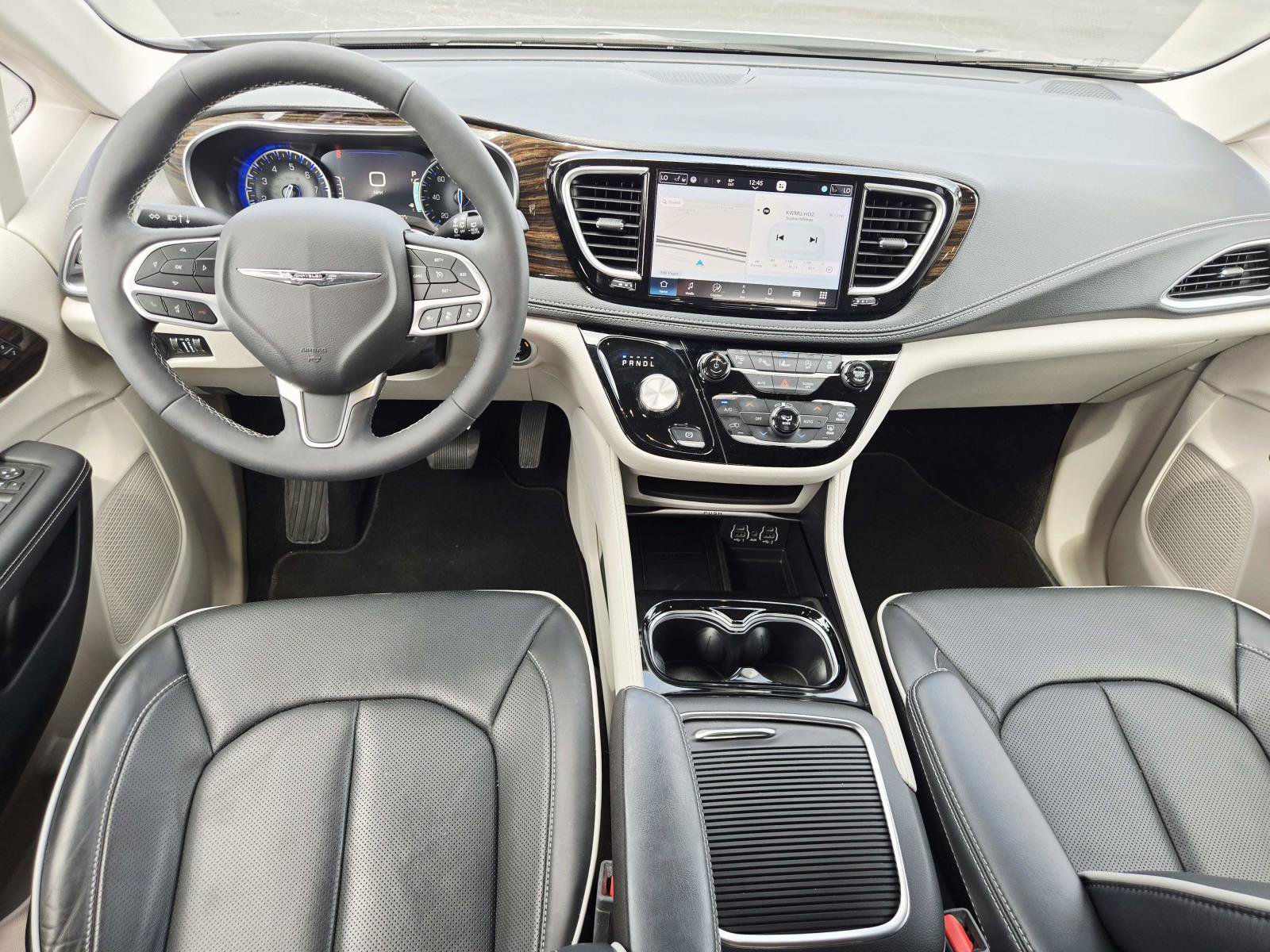 Used 2024 Chrysler Pacifica Limited image 11