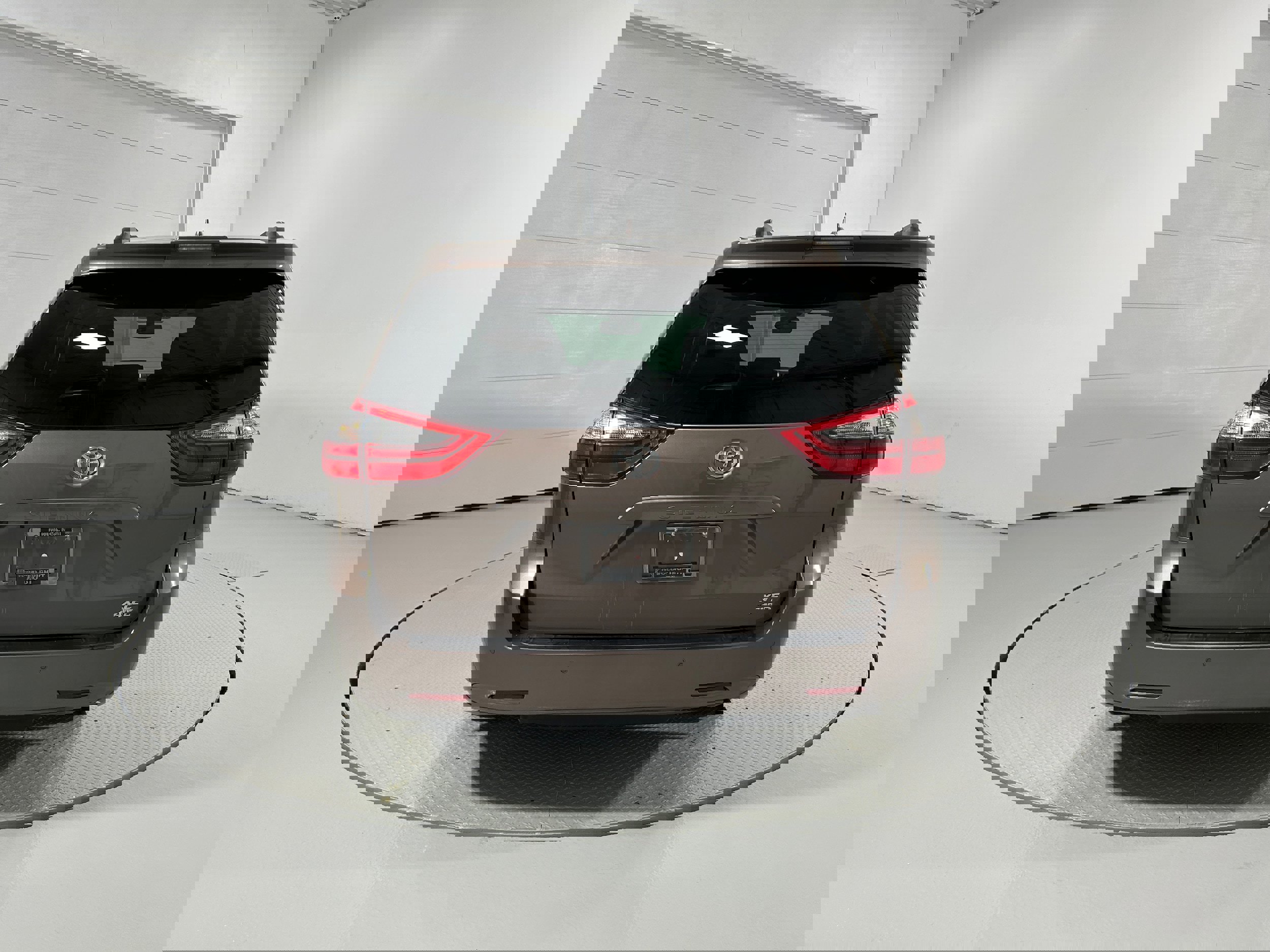 Used 2020 Toyota Sienna XLE w/ XLE Navigation Package image 35