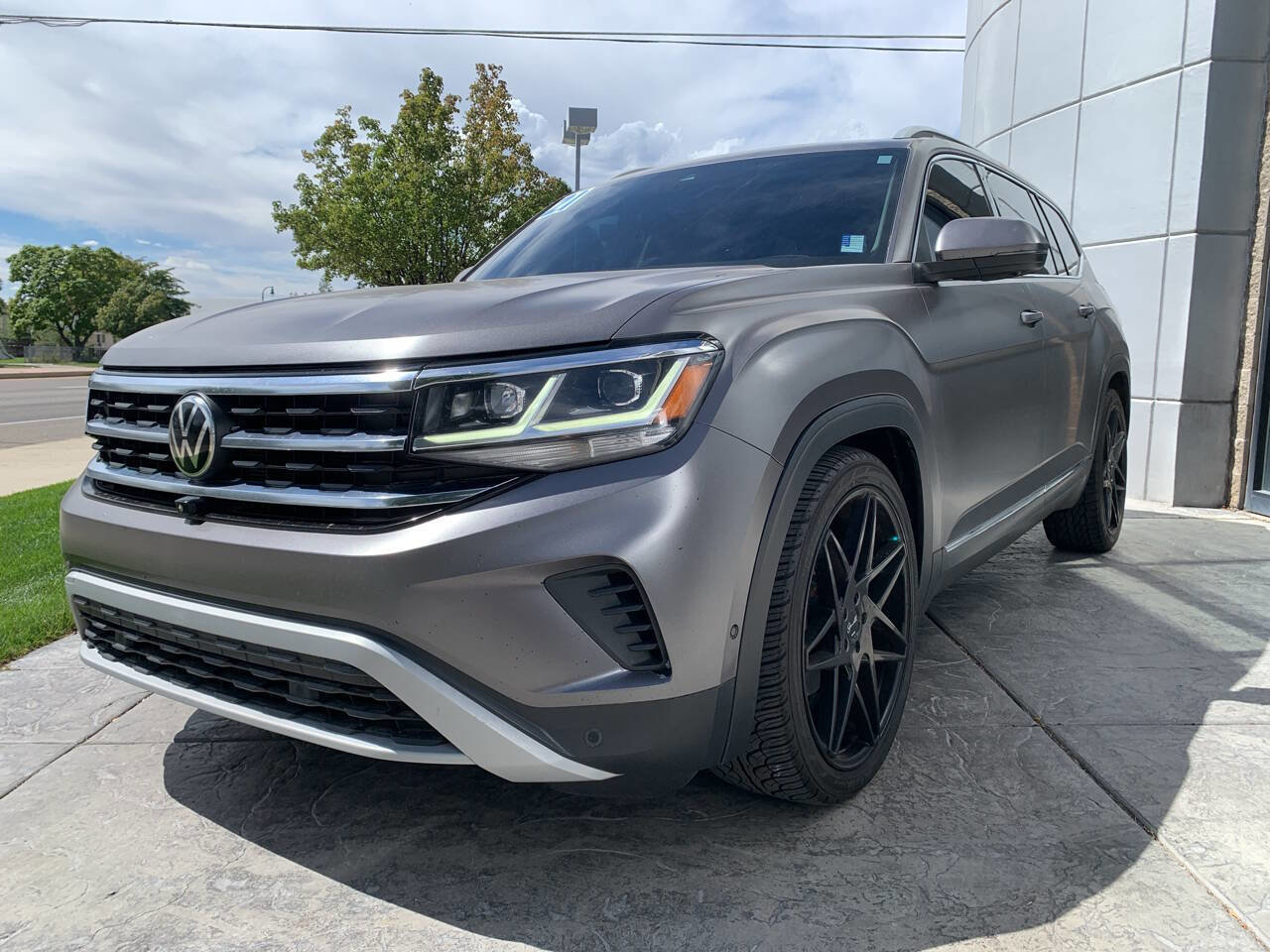 Used 2021 Volkswagen Atlas SEL Premium image 3