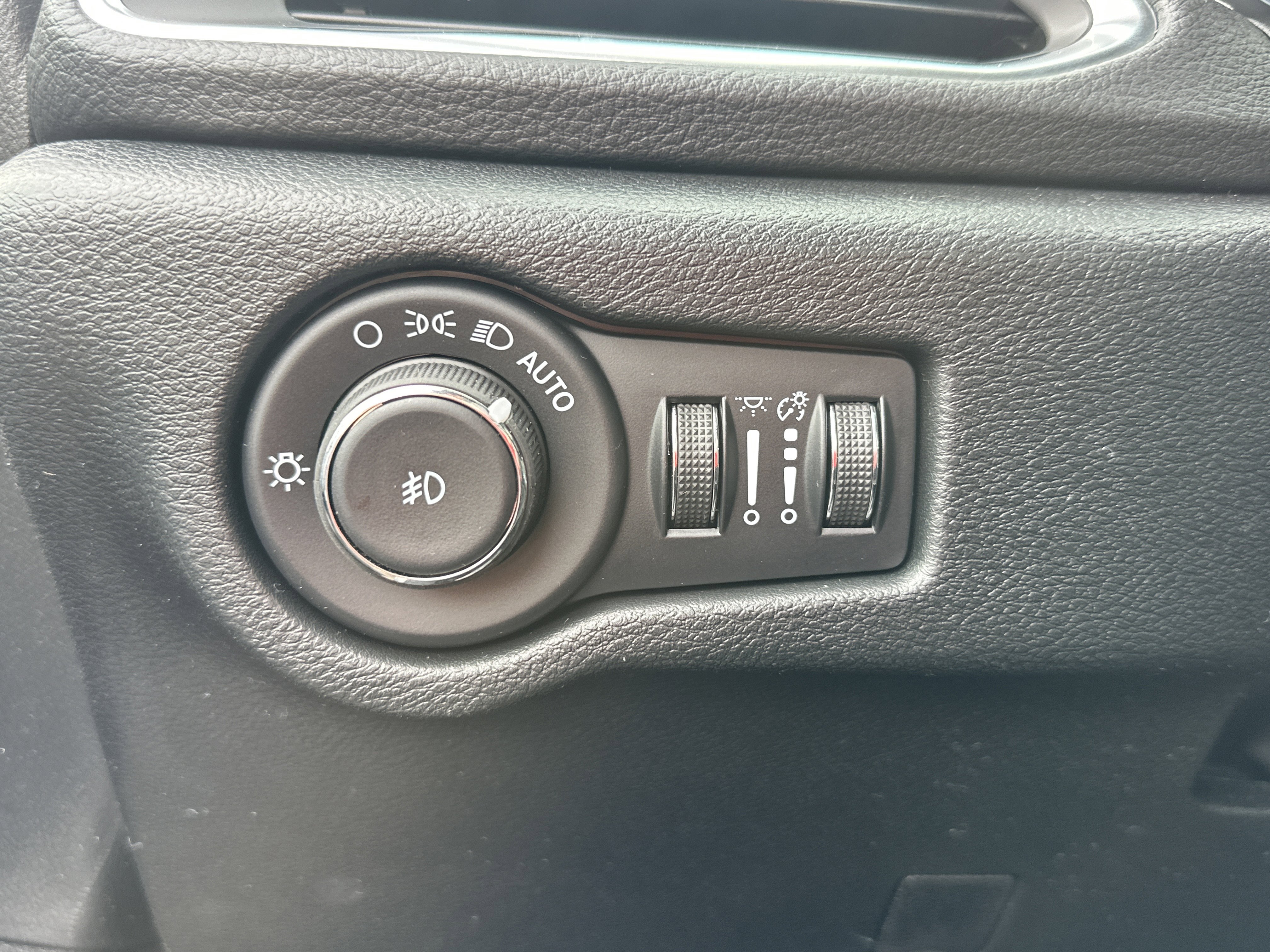 New 2026 Chrysler Pacifica Limited w/ S Appearance Package FWD image 13
