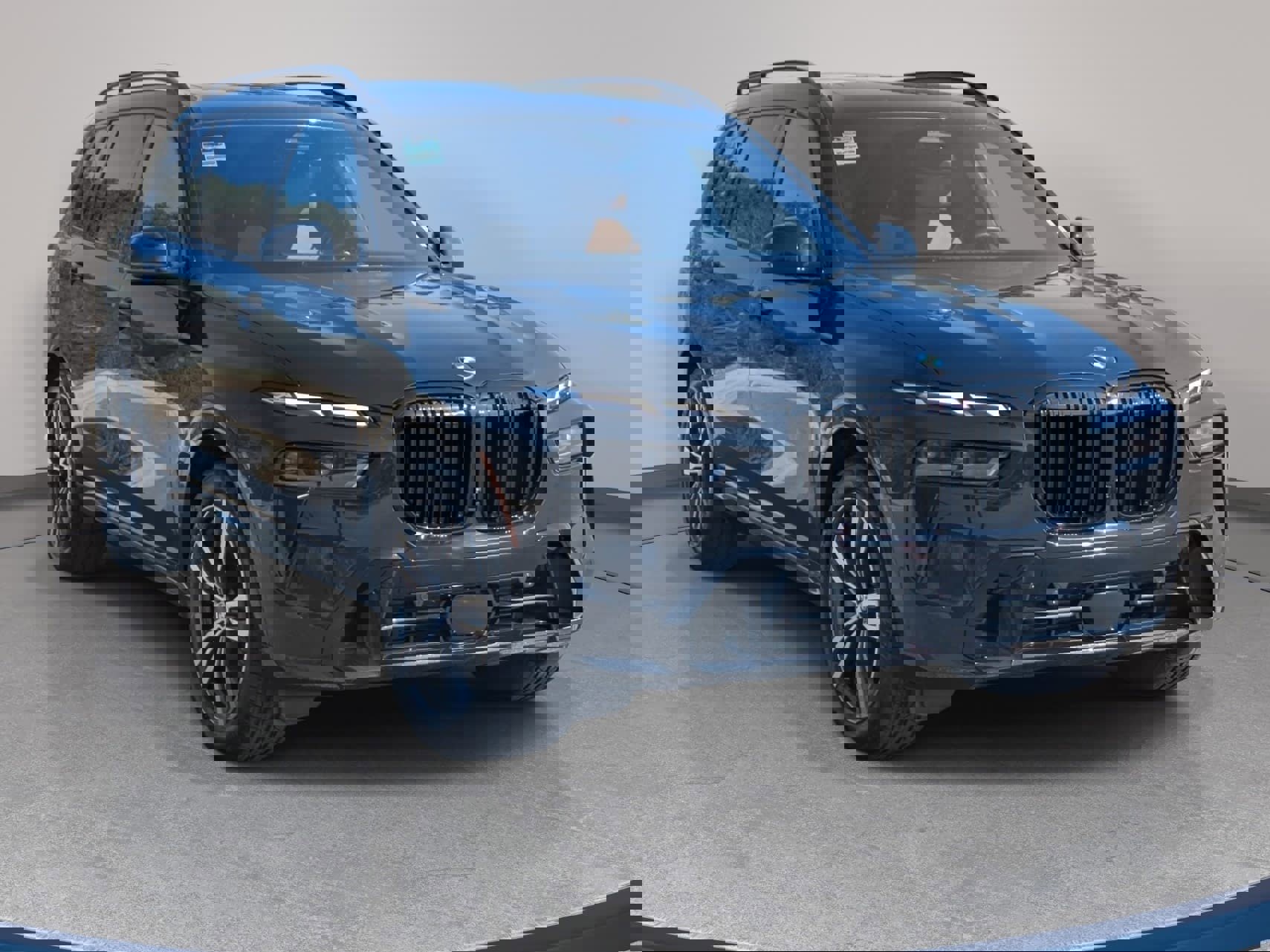 Used 2024 BMW X7 xDrive40i w/ M Sport Package image 3