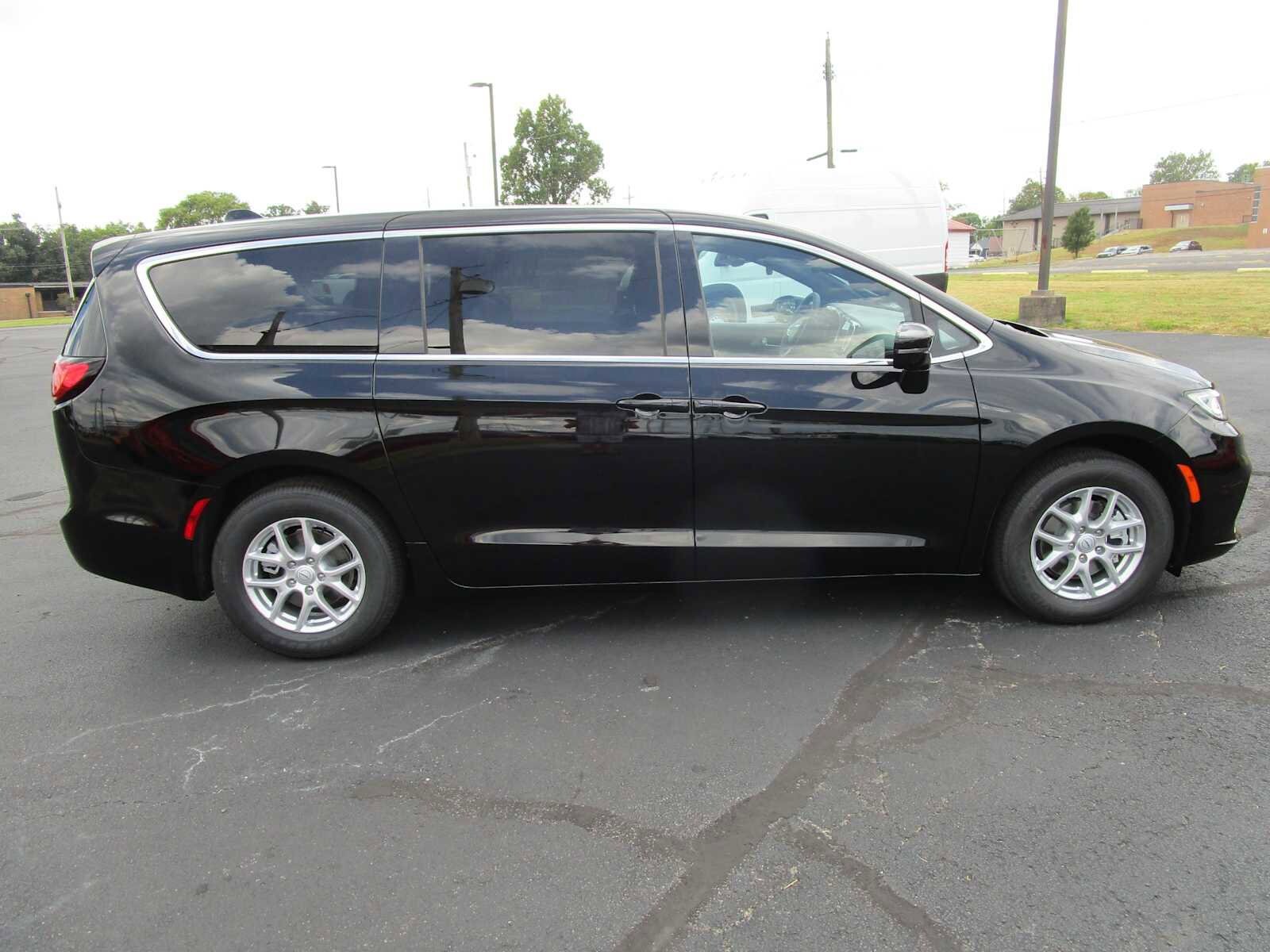 New 2026 Chrysler Pacifica Select FWD image 7