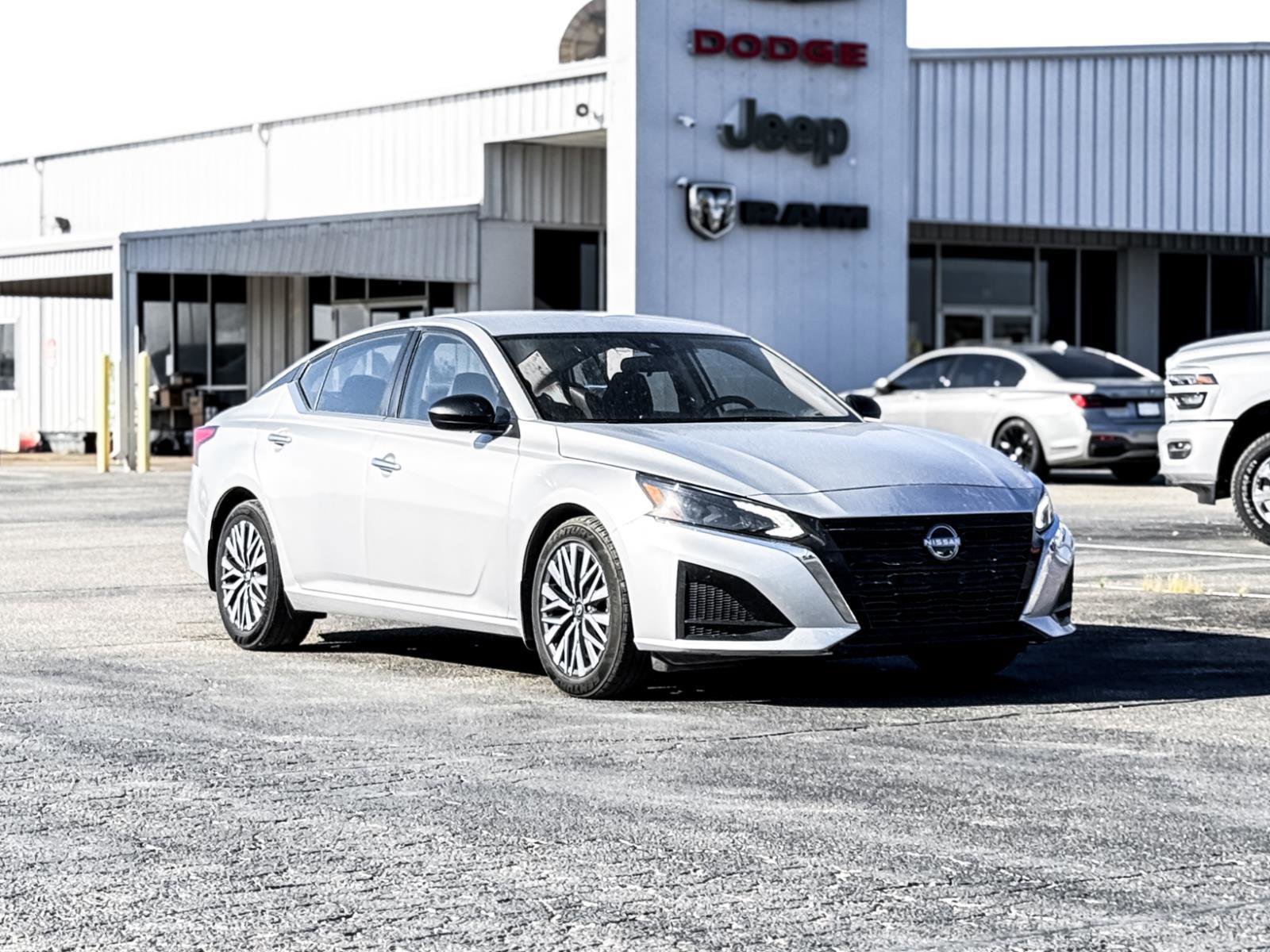 Used 2024 Nissan Altima 2.5 SV FWD image 3