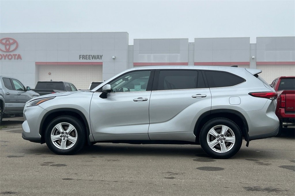Certified 2023 Toyota Highlander L image 9
