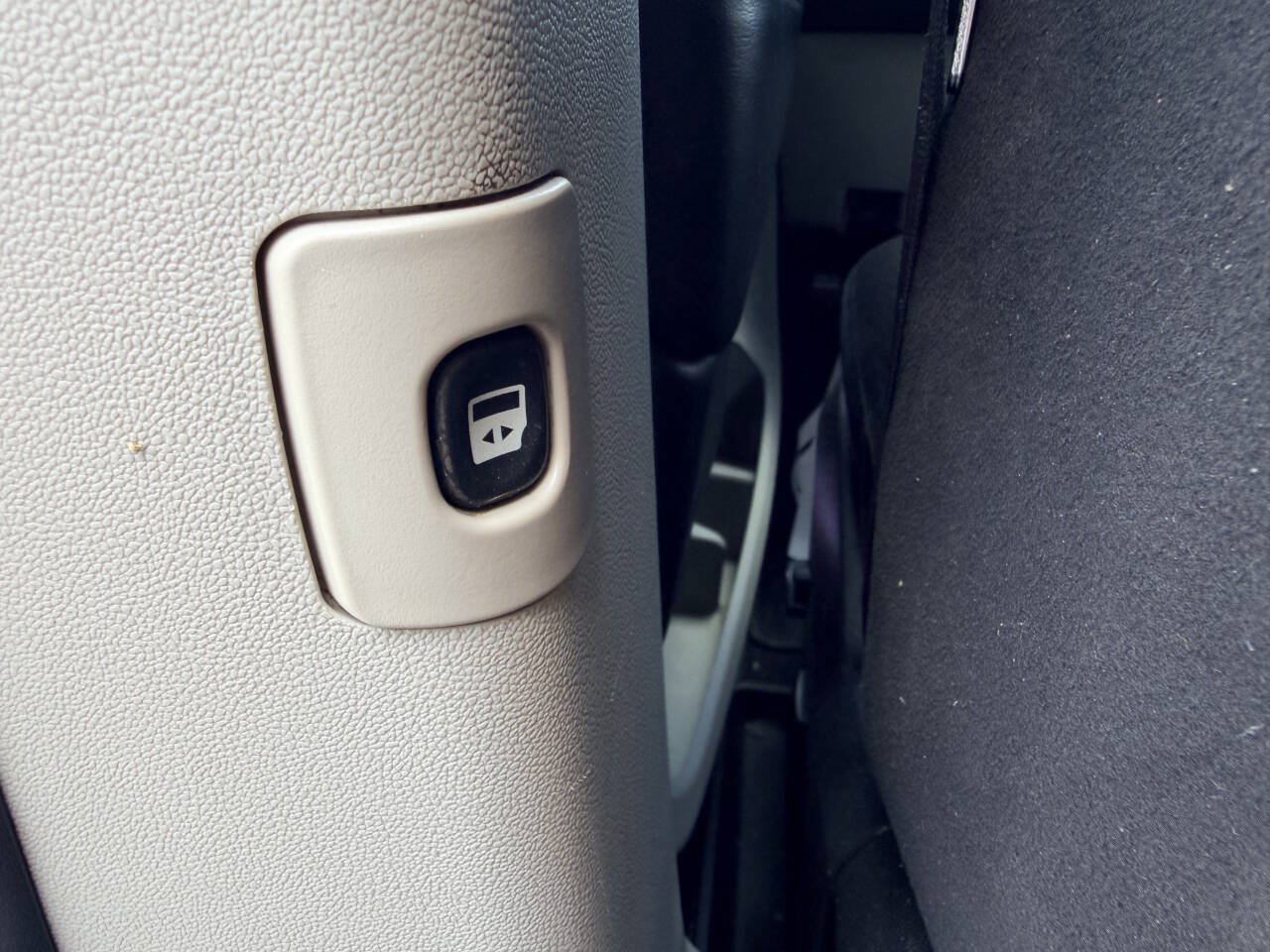 Used 2015 Dodge Grand Caravan SXT w/ UConnect Hands-Free Group FWD image 17