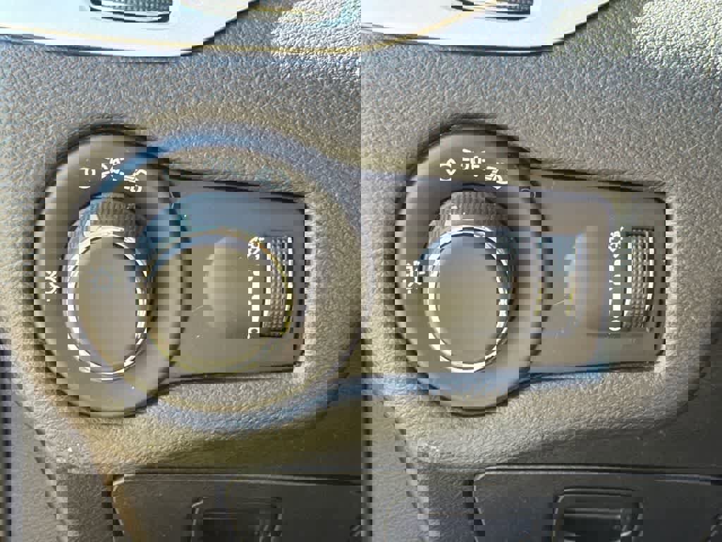 Used 2015 Jeep Cherokee Sport image 29