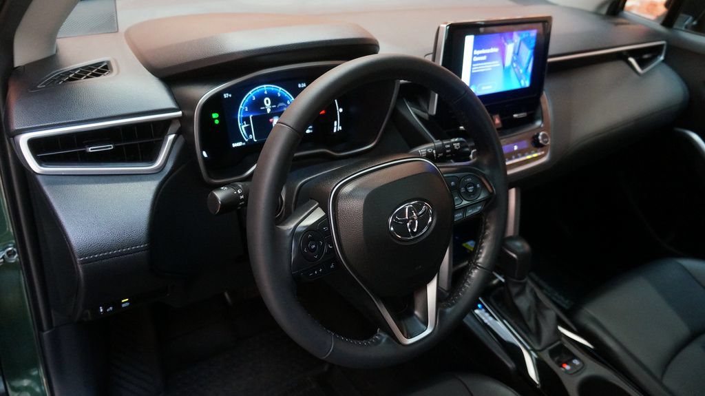 Used 2023 Toyota Corolla Cross XLE w/ Convenience Package AWD/4WD image 9