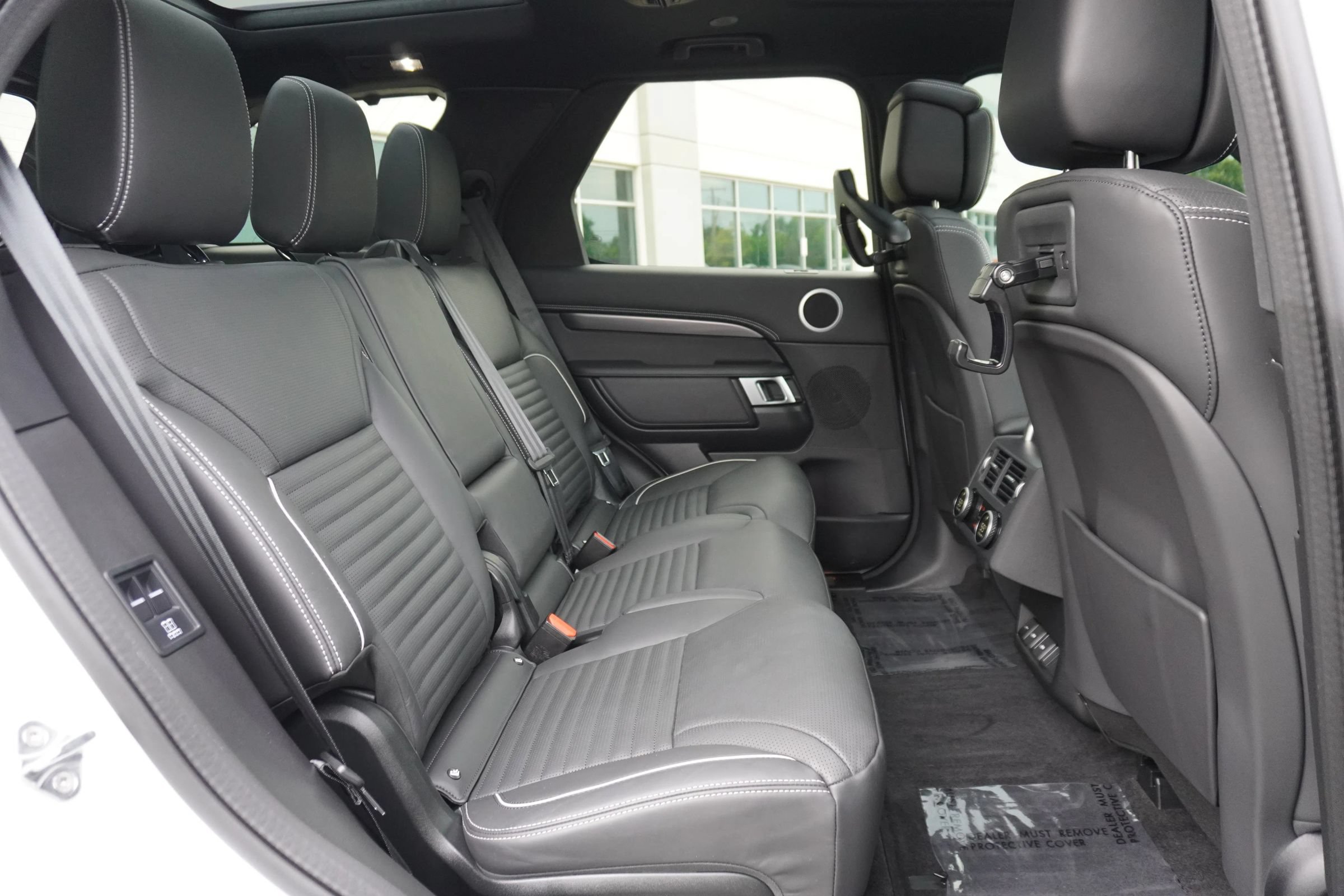 Used 2024 Land Rover Discovery Metropolitan Edition AWD/4WD image 11